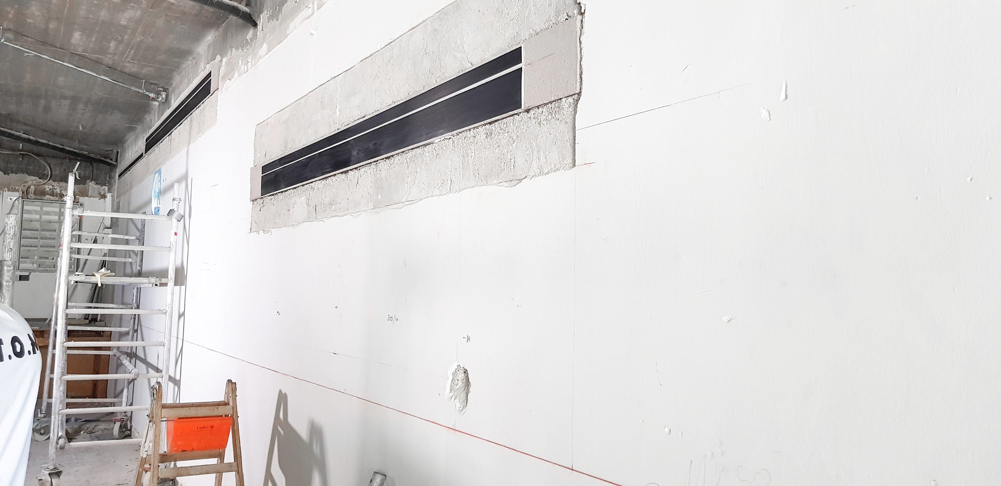 Vorbereitung der neuen Durchbrüche: Die zukünftigen Stürze sind bereits durch CFK Lamellen verstärkt