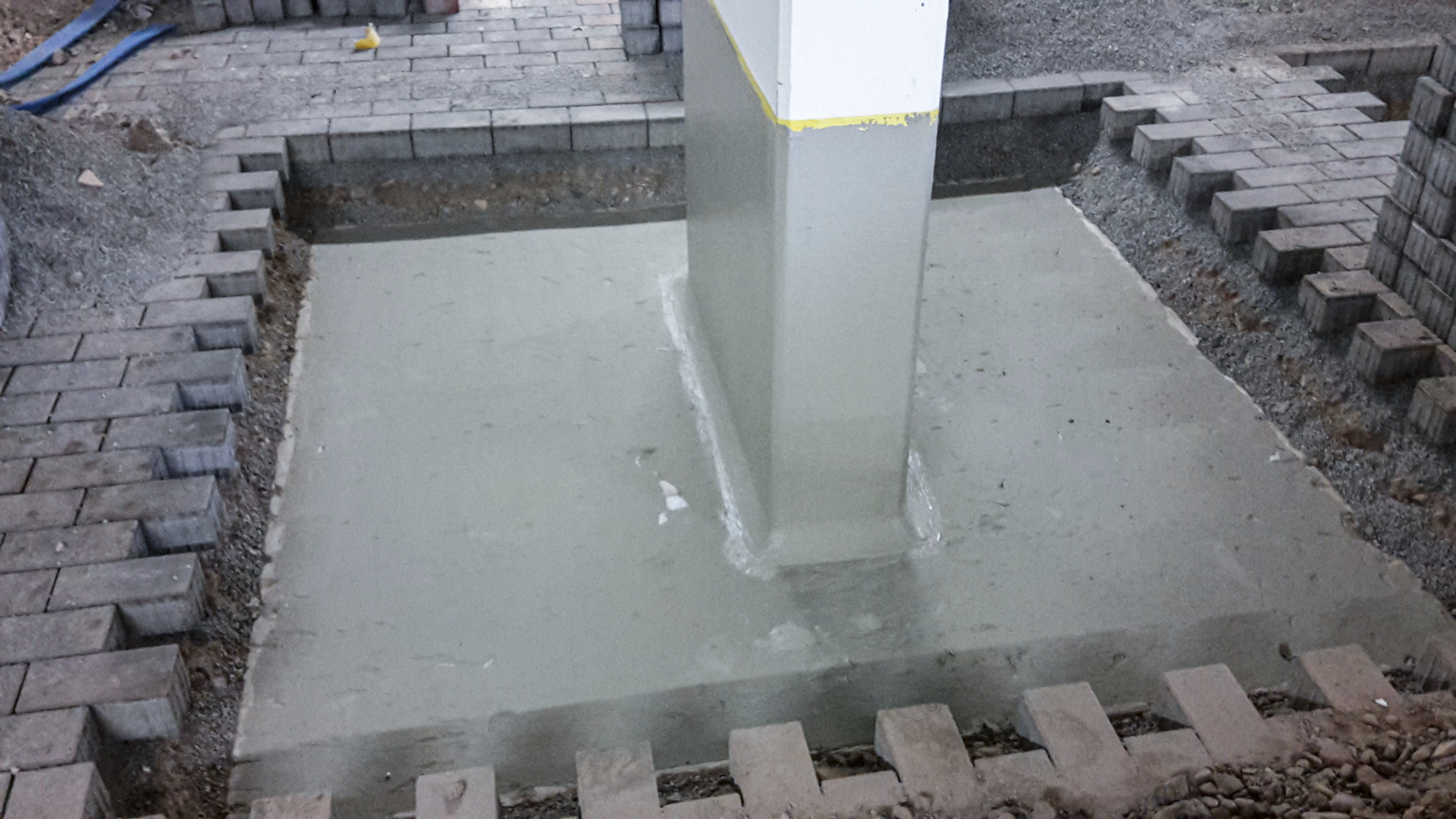 StoCrete FB eignet sich als Abdichtung zum Schutz überschütteter Bauteile unter Pflasterbelägen 