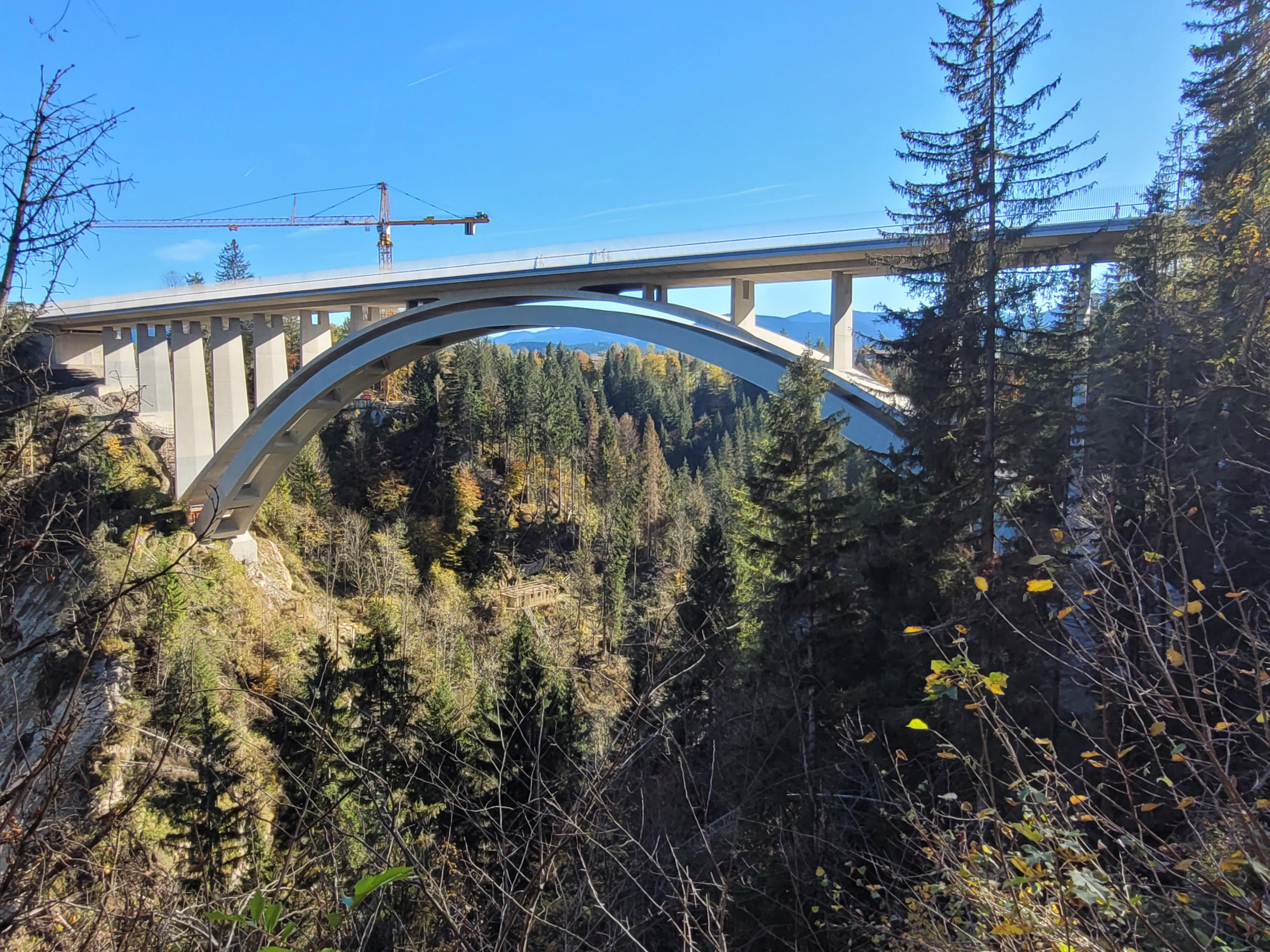 Die 1929 fertiggestellte Ammerbrücke wurde als Melan-Bogenbrücke mit der damals größten Bogenweite v