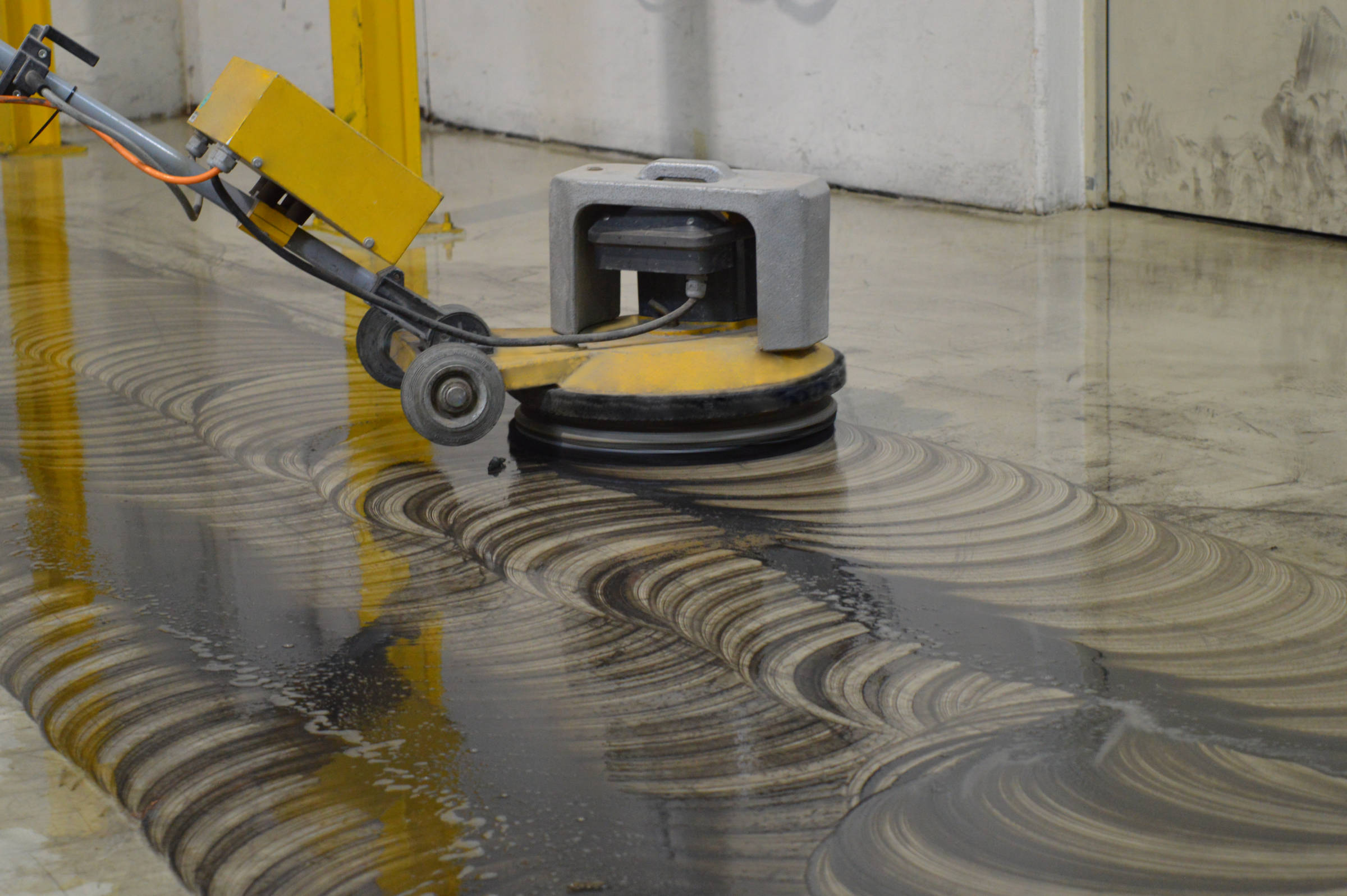 Hier wird die Altbeschichtung mit StoDivers GR gemäß Reinigungsanleitung mit schwarzem Pad gereinigt