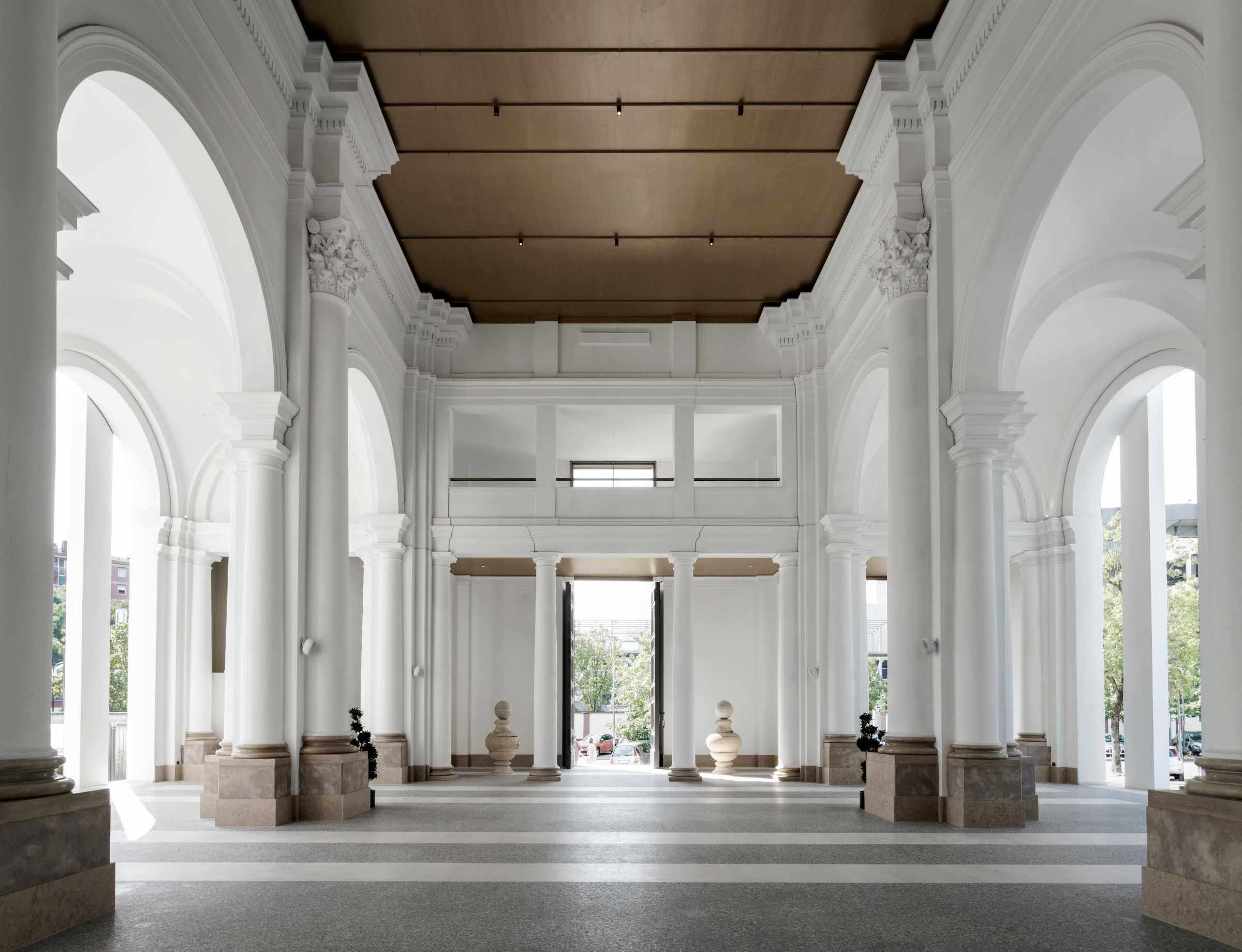 Das Eingangsportal empfängt Besucher mit den typischen Säulen und Bögen eines Sakralbaus. 