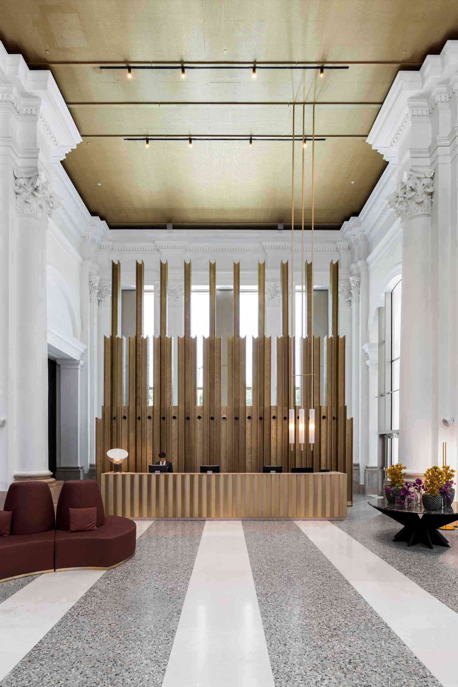 Der Empfang der Lobby erinnert an eine Kirchenorgel – eine Reflektion der historischen Nutzung.