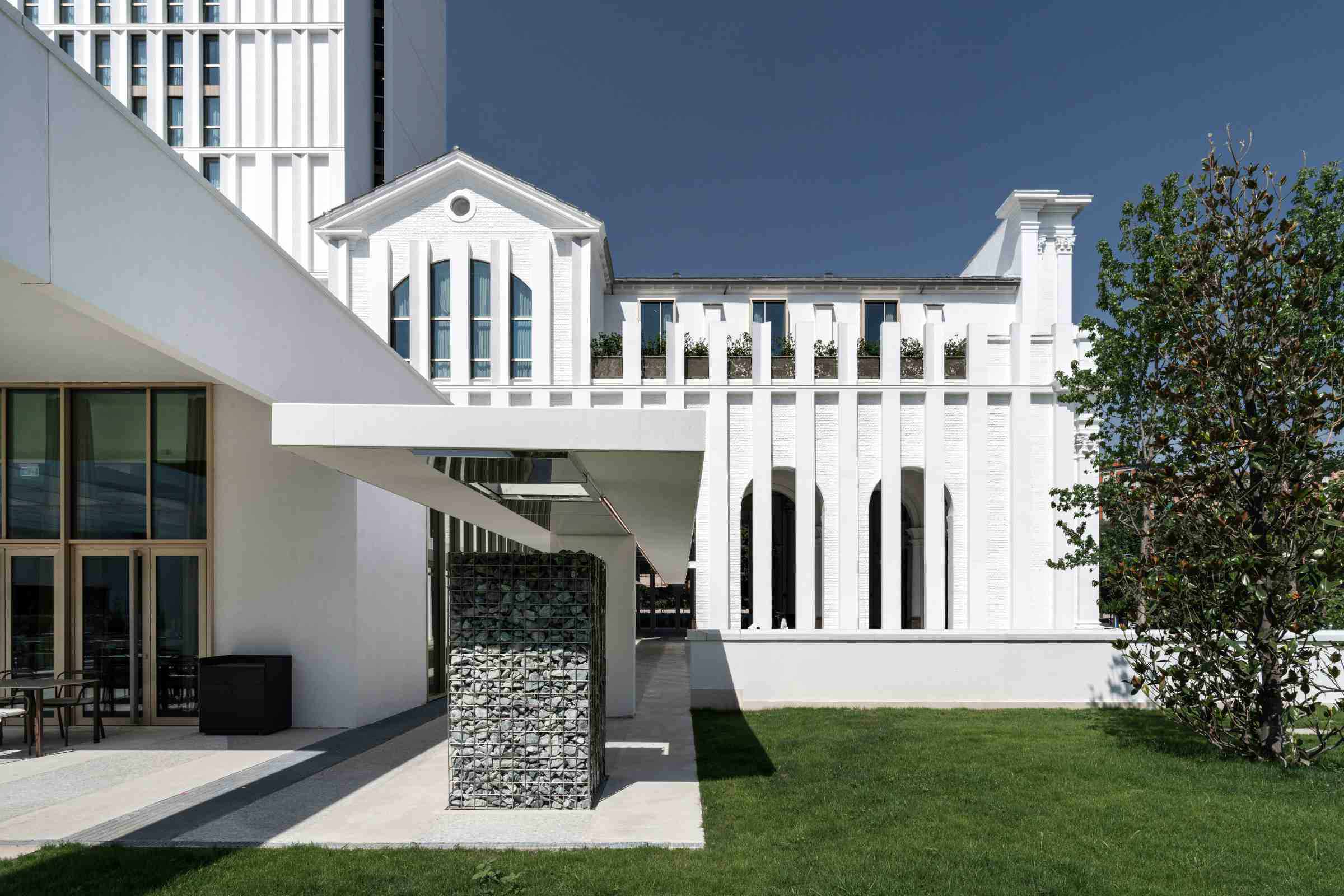 Der moderne Neubau schafft eine enge Verbindung zum Altbau