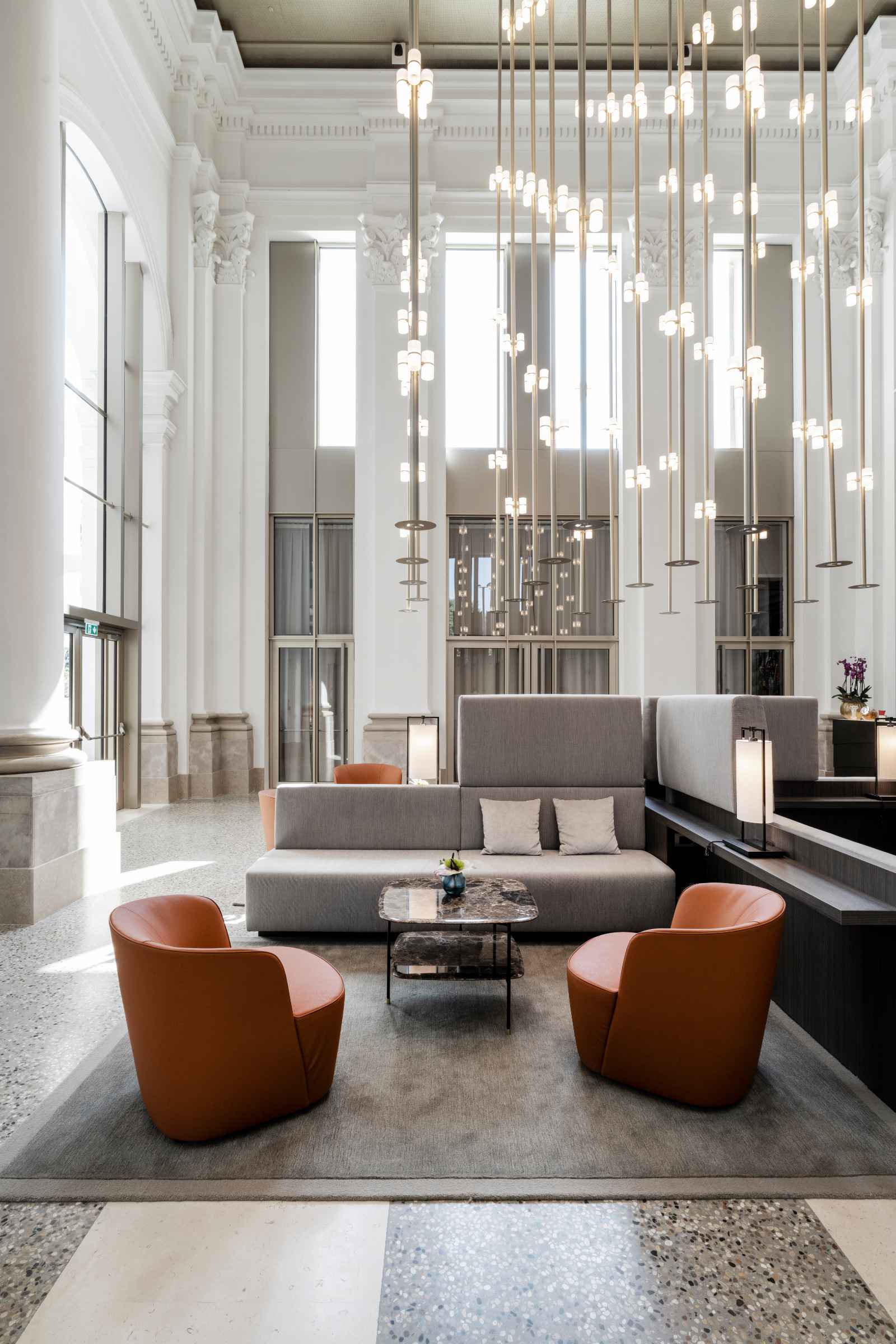 filigrane Lichtinstallation und die Sitzlandschaften