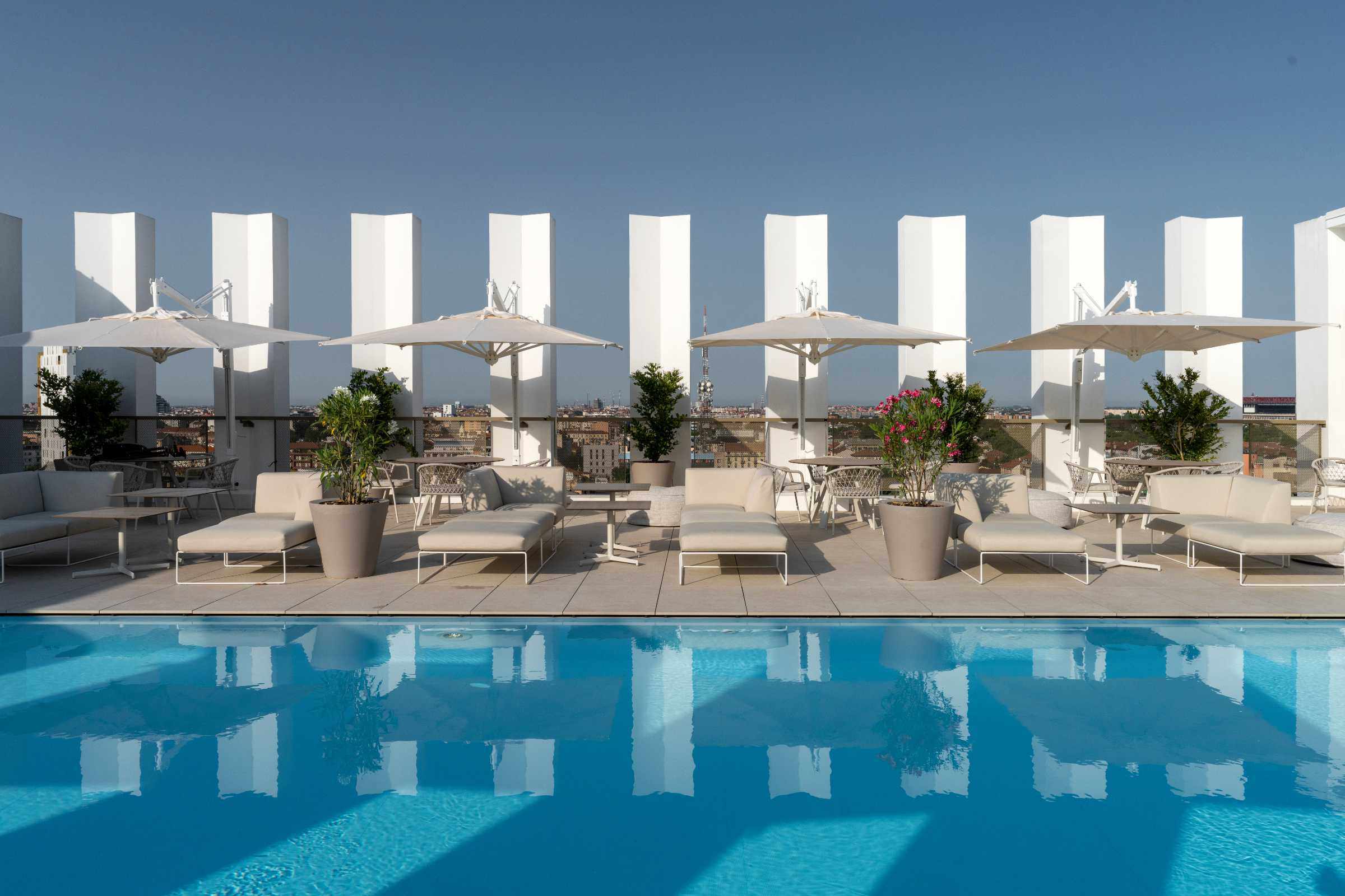 Ein phantastischer Ausblick über Mailand von der Dachterrasse des Hotels mit Pool und Bar.