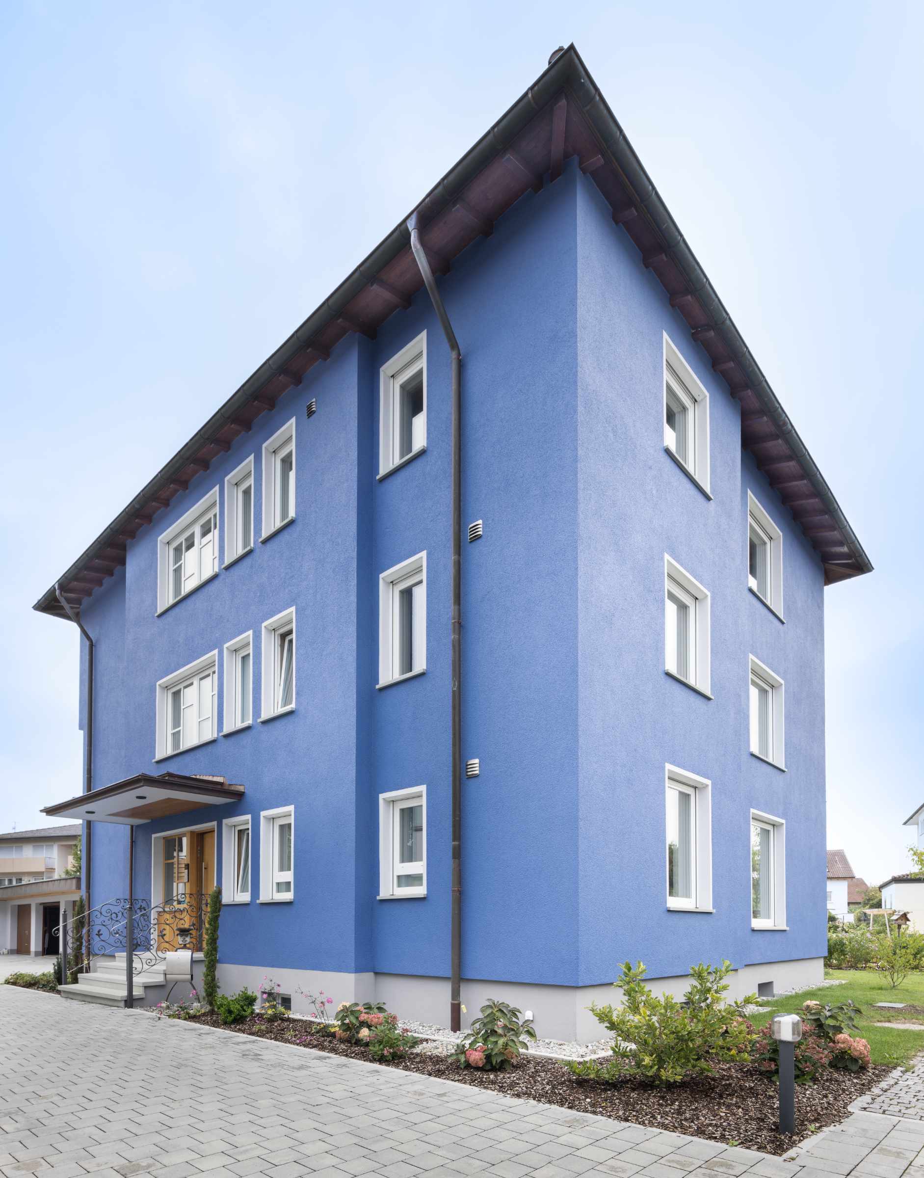 Bei der Sanierung dieses Wohnhauses wünschte der Bauherr einen intensiven Farbton für die Fassade.
