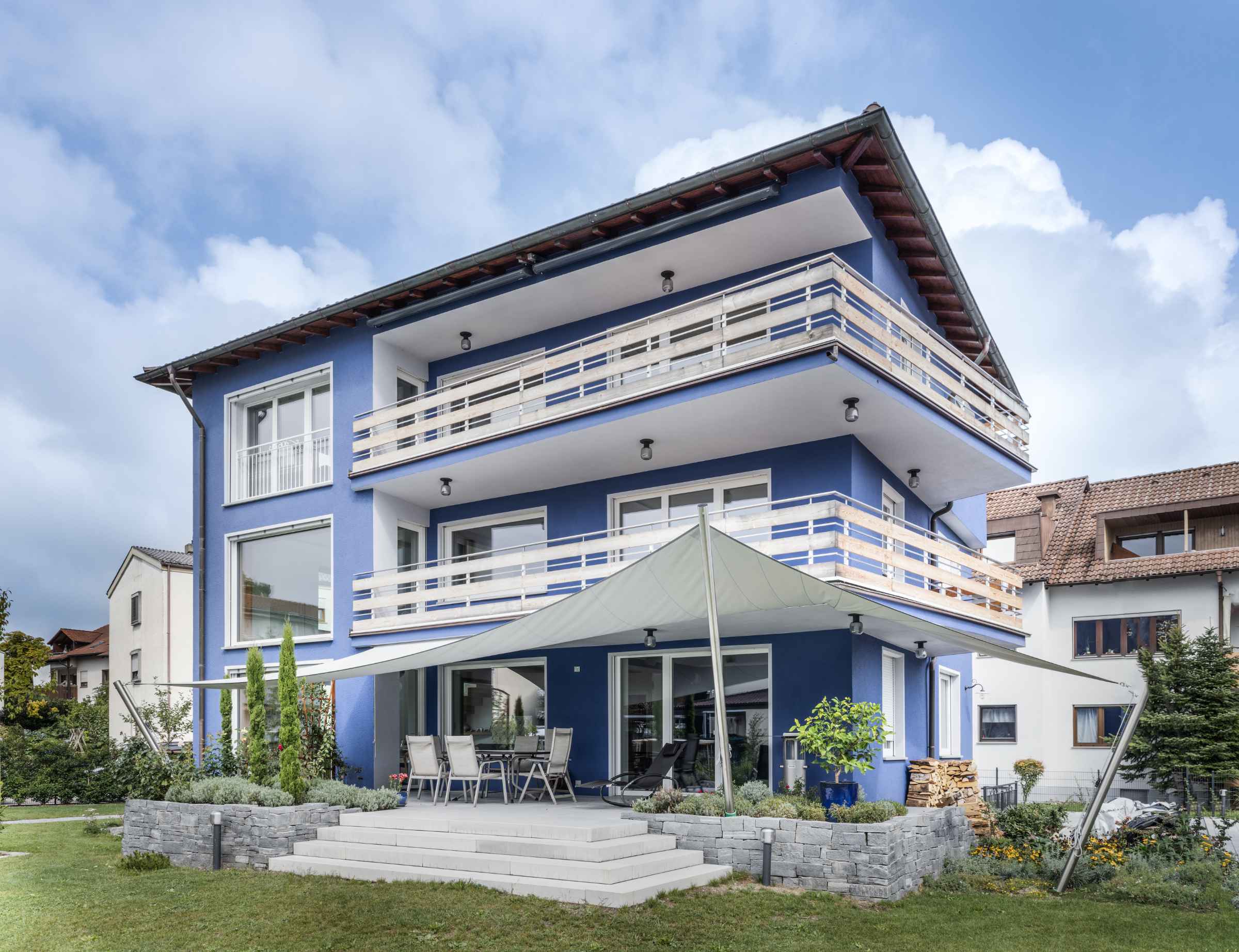 Bei der Sanierung dieses Wohnhauses wünschte der Bauherr einen intensiven Farbton für die Fassade.