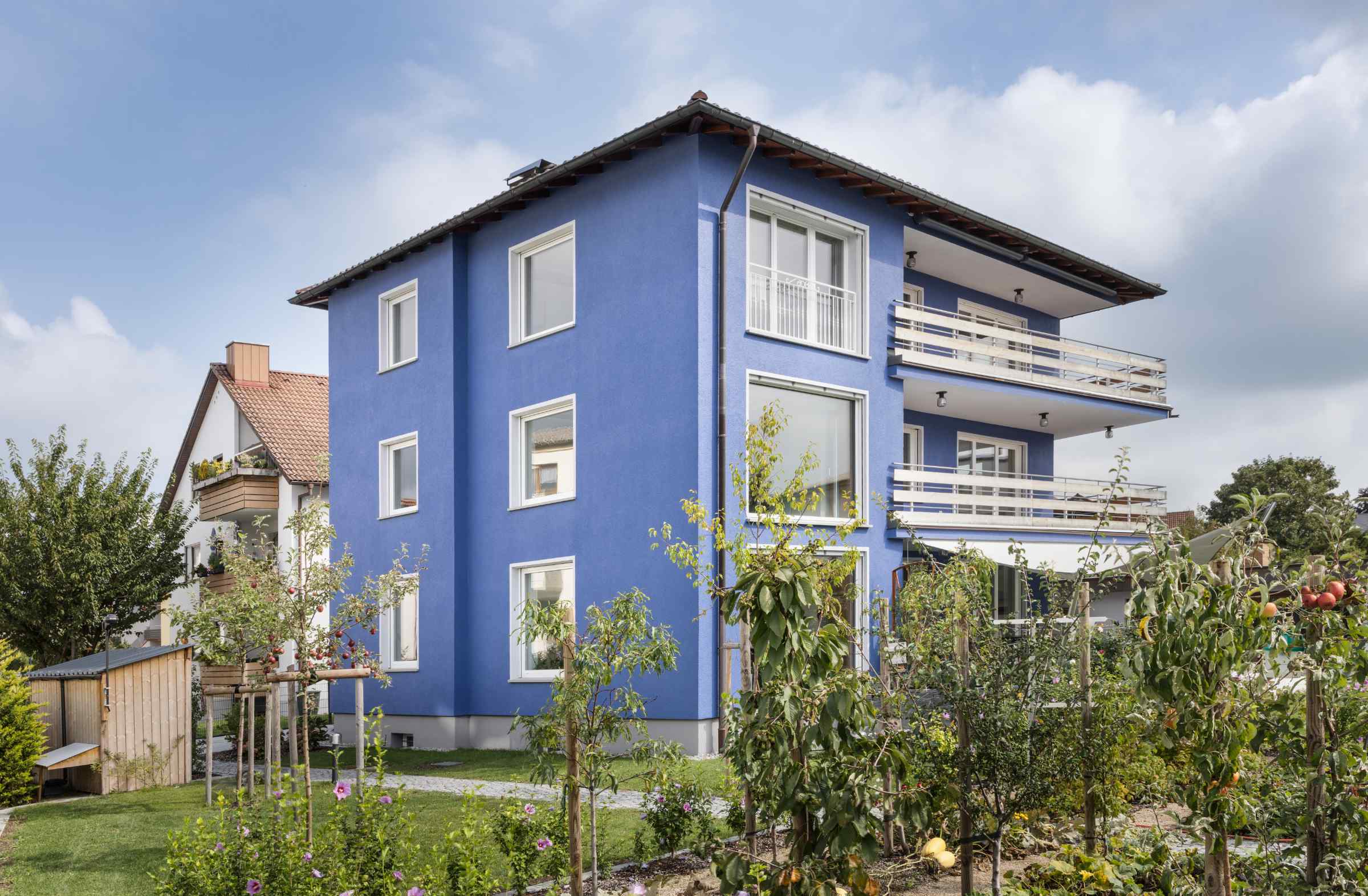Bei der Sanierung dieses Wohnhauses wünschte der Bauherr einen intensiven Farbton für die Fassade.