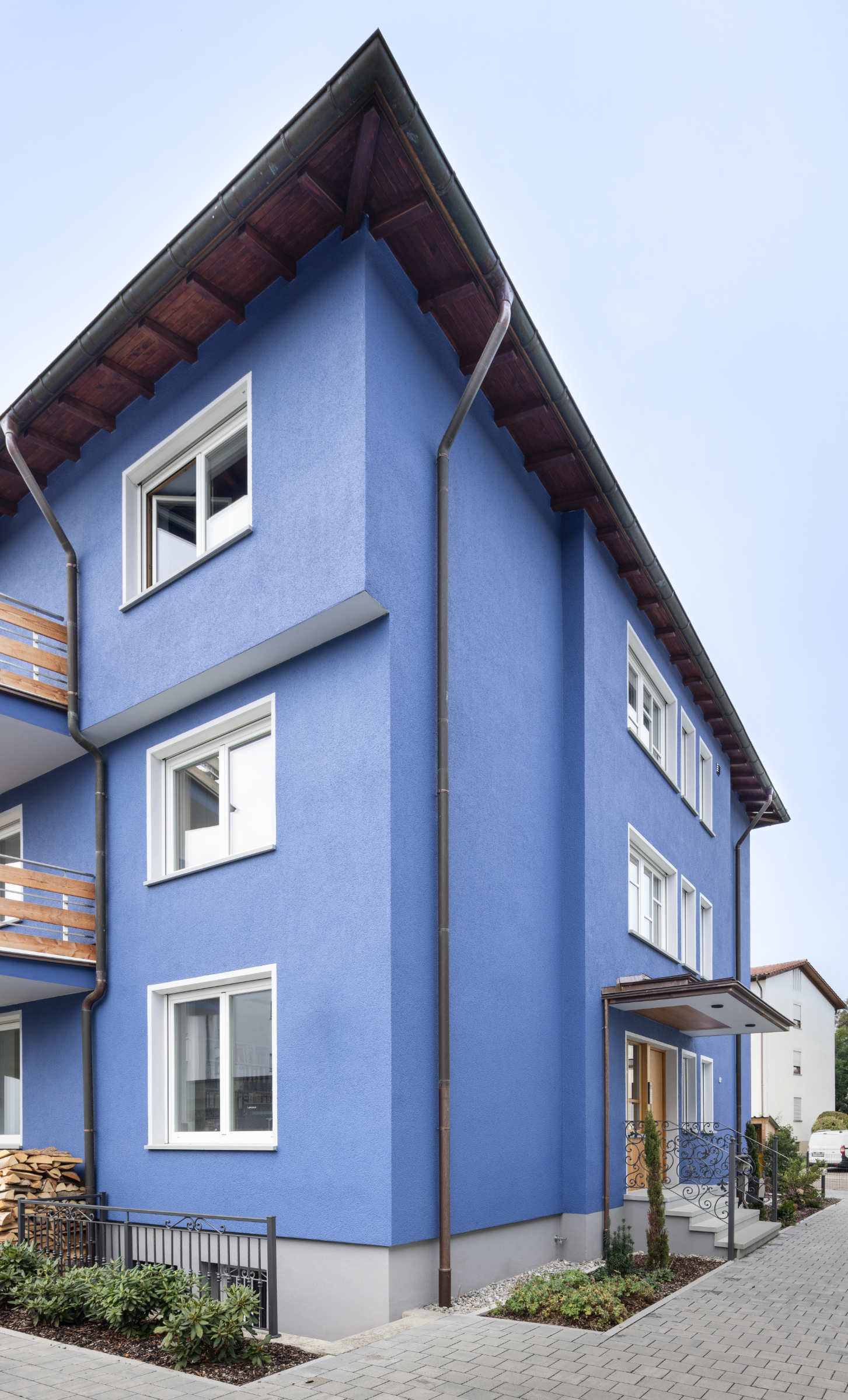 Bei der Sanierung dieses Wohnhauses wünschte der Bauherr einen intensiven Farbton für die Fassade.