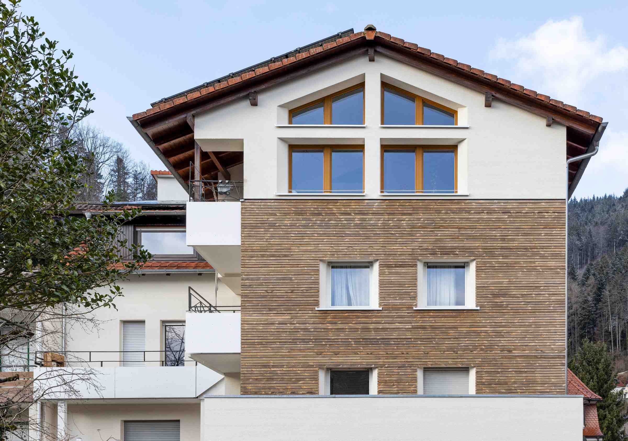 Die Fassade zeigt das harmonische Zusammenspiel von Putz und Holzschalung.