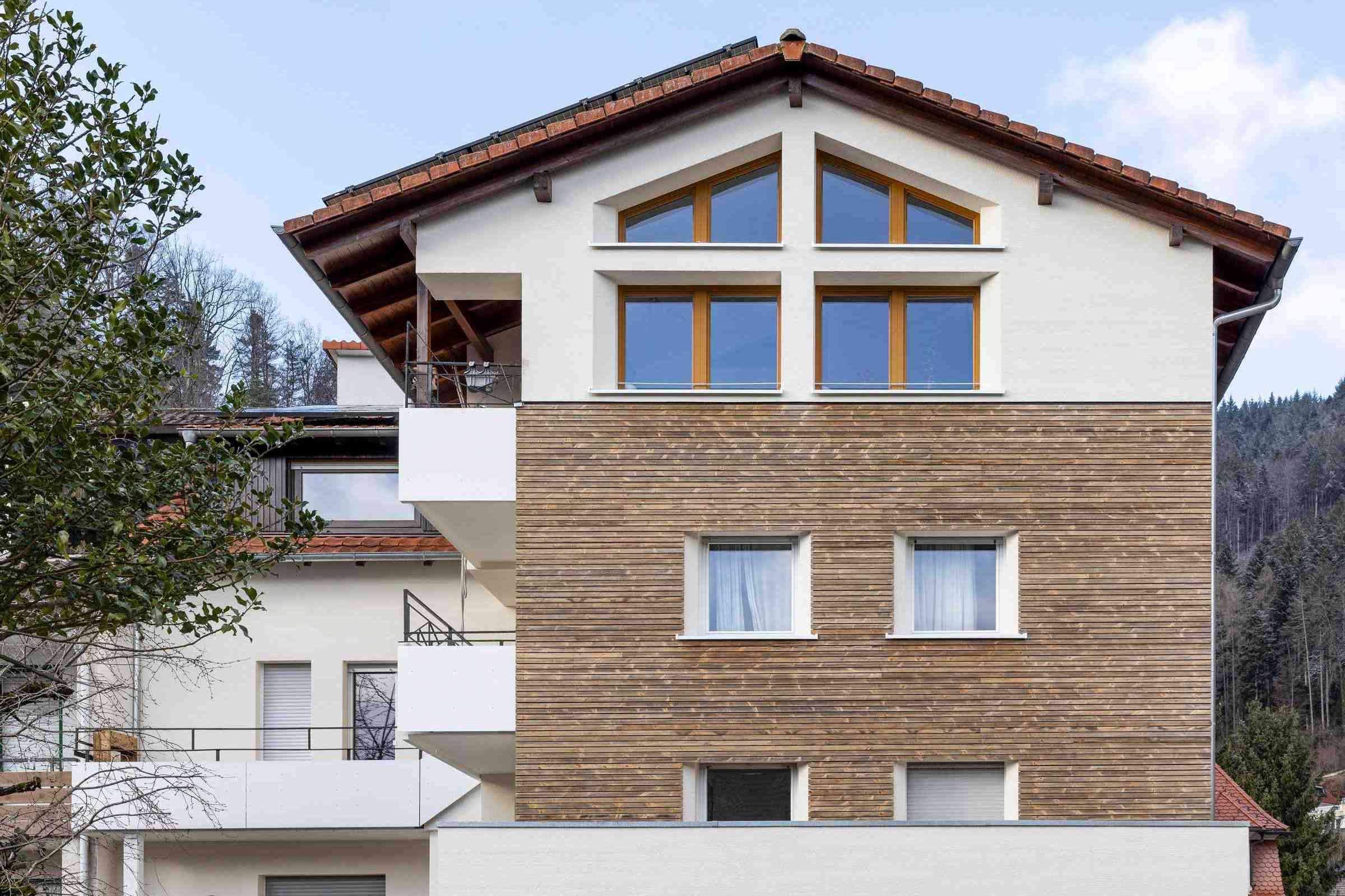 Die Fassade zeigt das harmonische Zusammenspiel von Putz und Holzschalung.