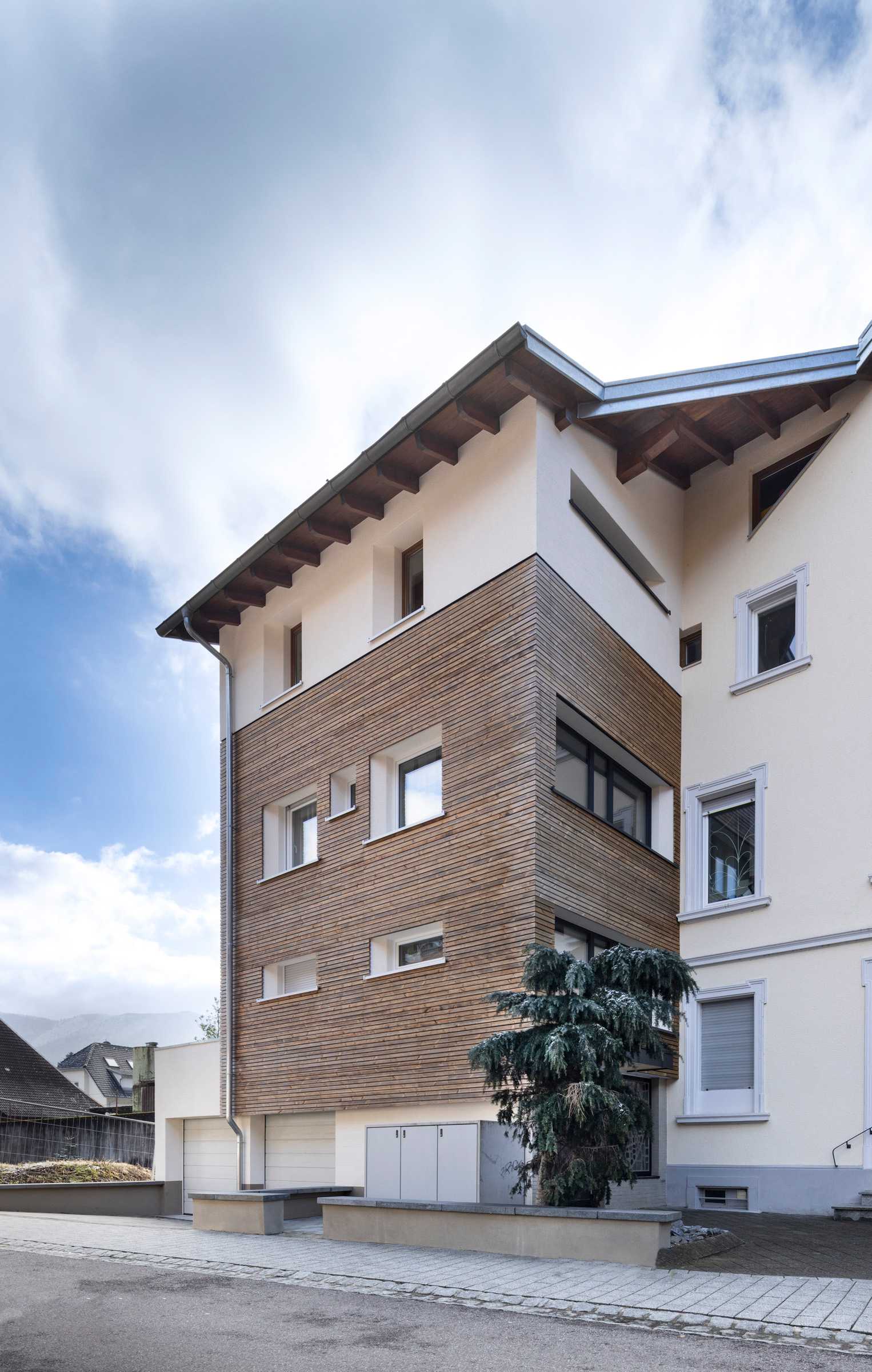 Die Fassade zeigt das harmonische Zusammenspiel von Putz und Holzschalung.