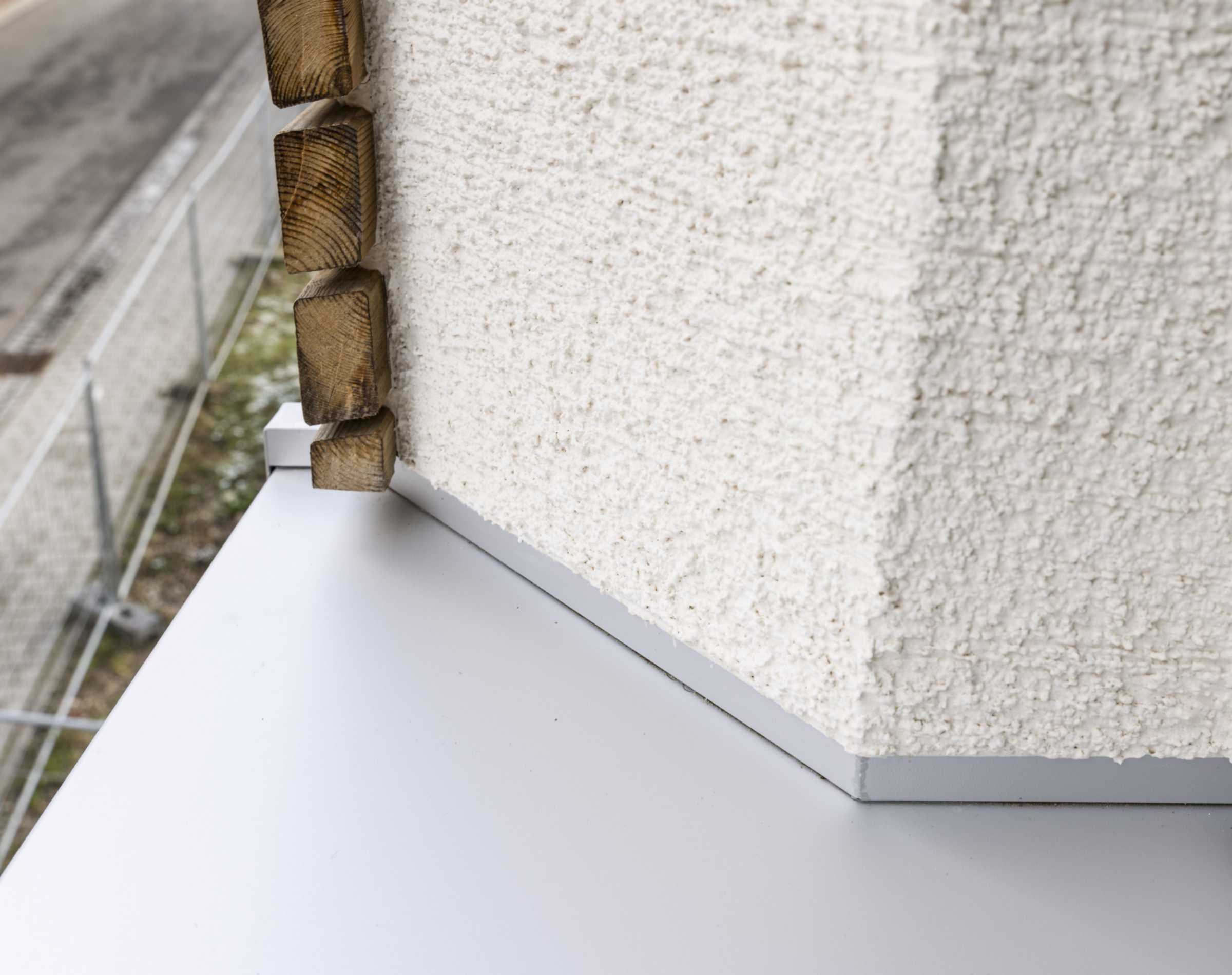 Durch die als Lichtkeil ausgeführten Laibungen kommt genug Licht in den Innenraum.