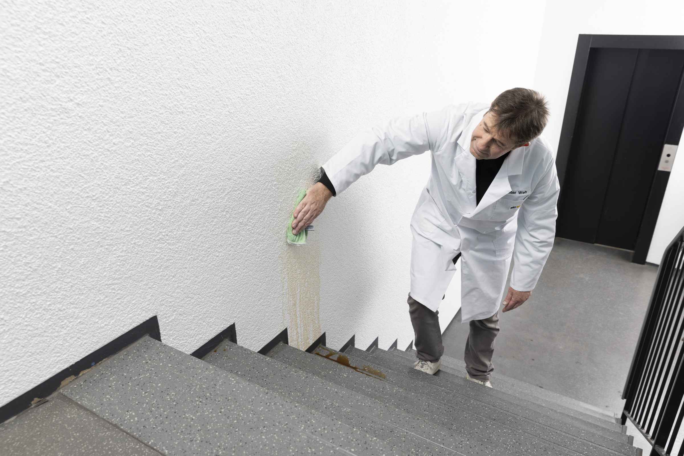 Kaffeespuren an der Wand … lassen sich schnell und einfach mit einem feuchten Tuch abwischen.