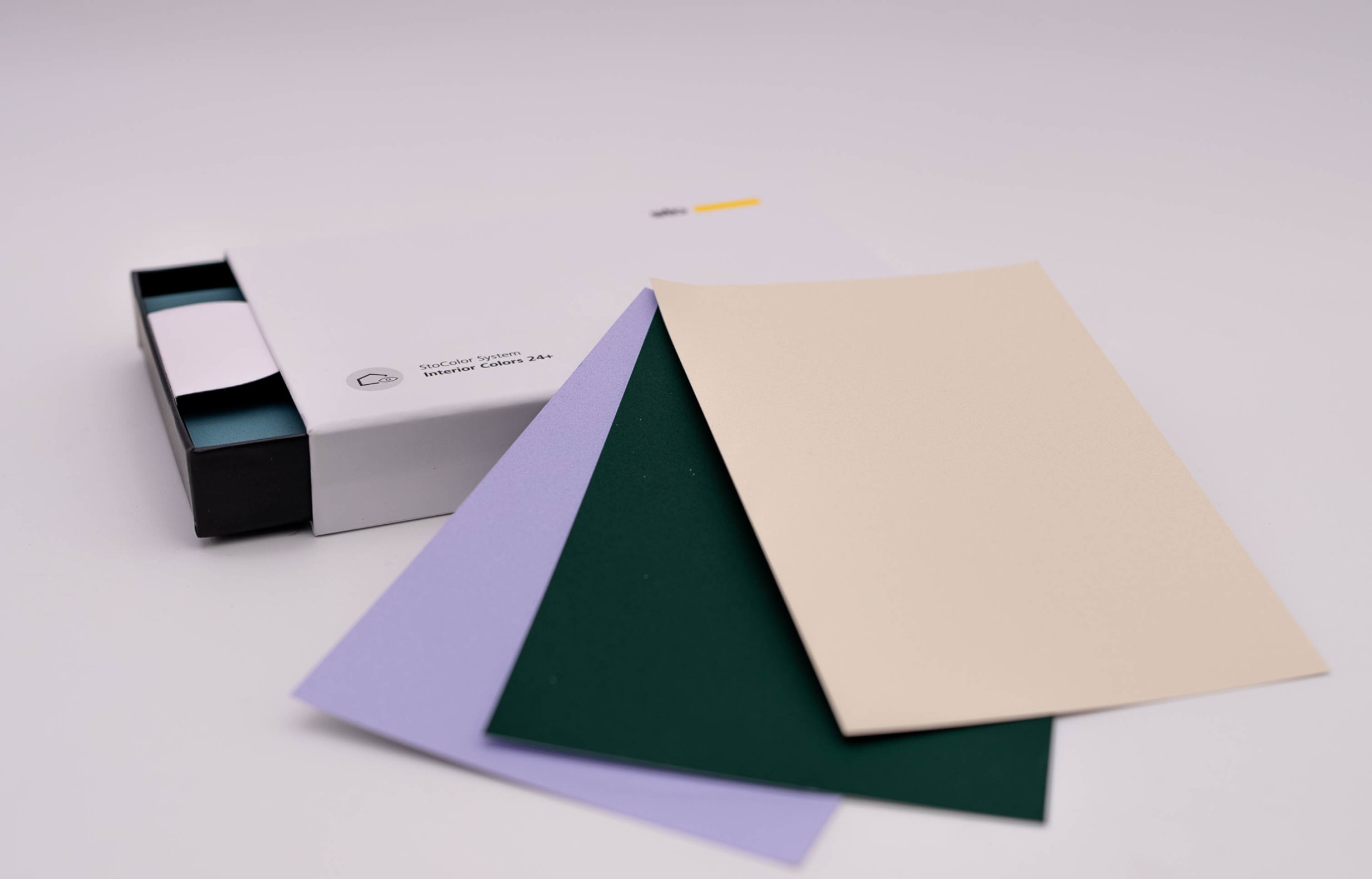 Neben einer A6-Musterbox mit den 50 Naturtönen gibt es auch ein Leporello mit ausgesuchten Beispiele