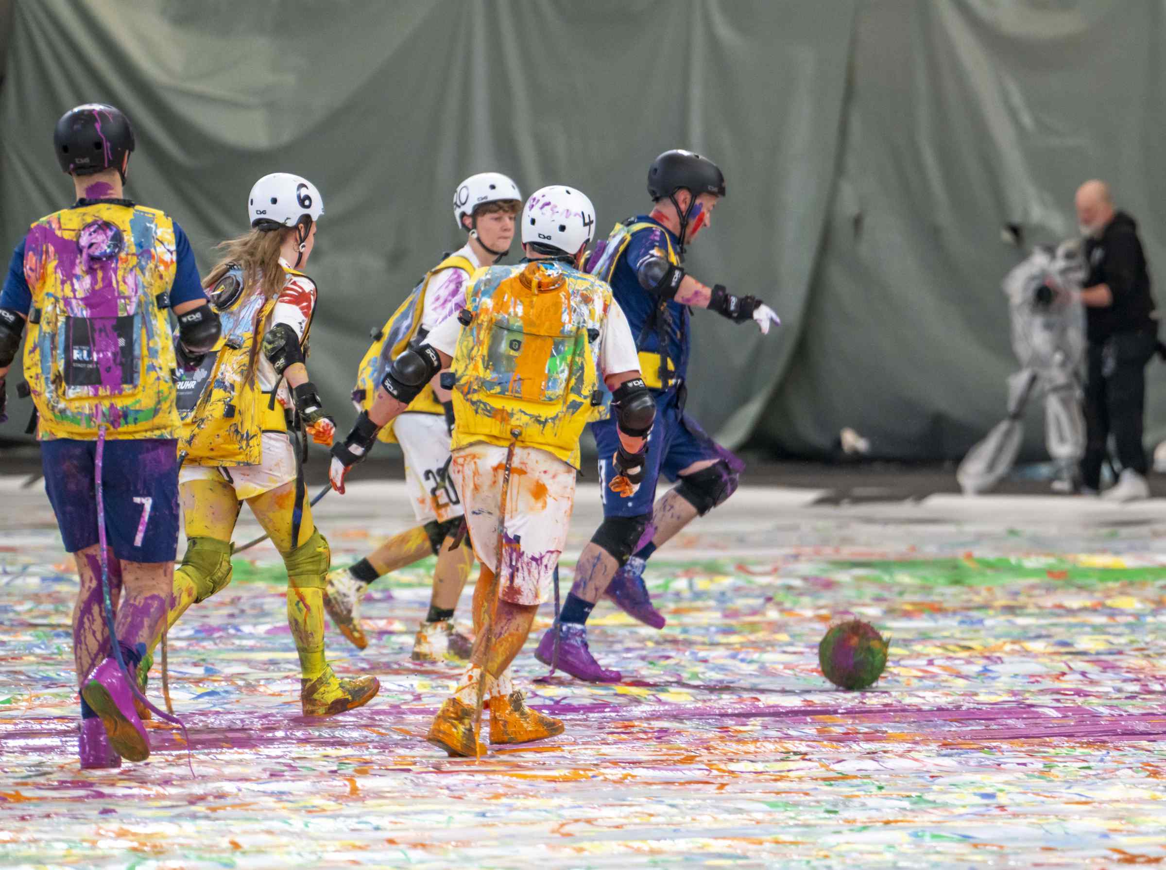 Das größte Bild der Welt entstand in der Arena auf Schalke. Sto-Farben markieren die Laufwege 