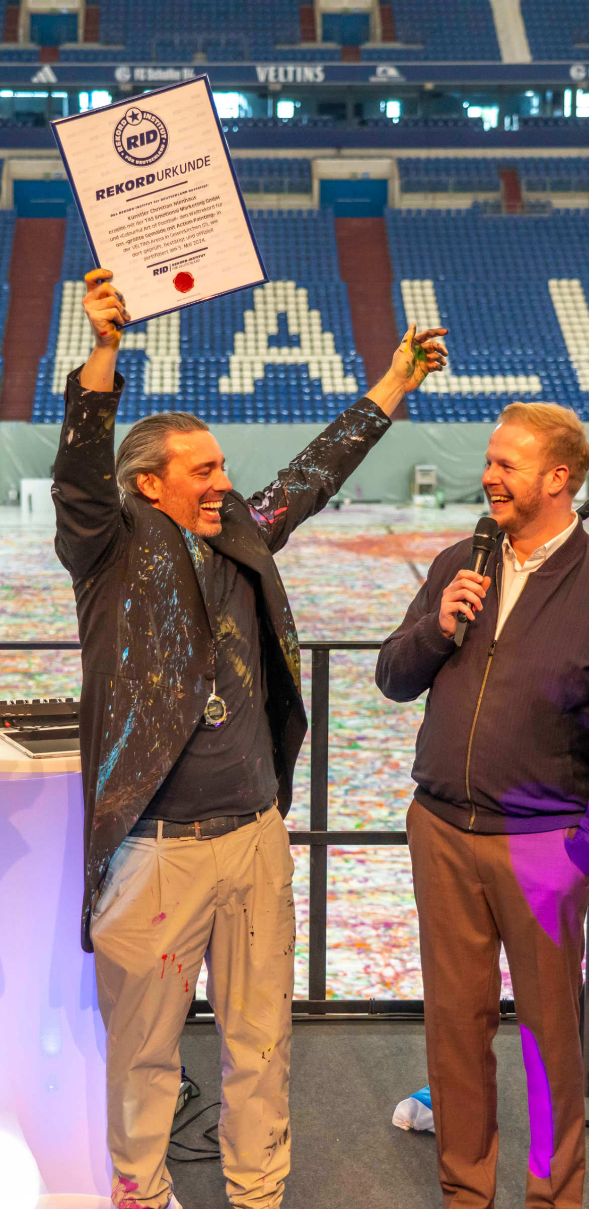 Jubelnder Künstler: Christian Nienhaus streckt in der Schalke-Arena nach dem geglückten Weltrekord