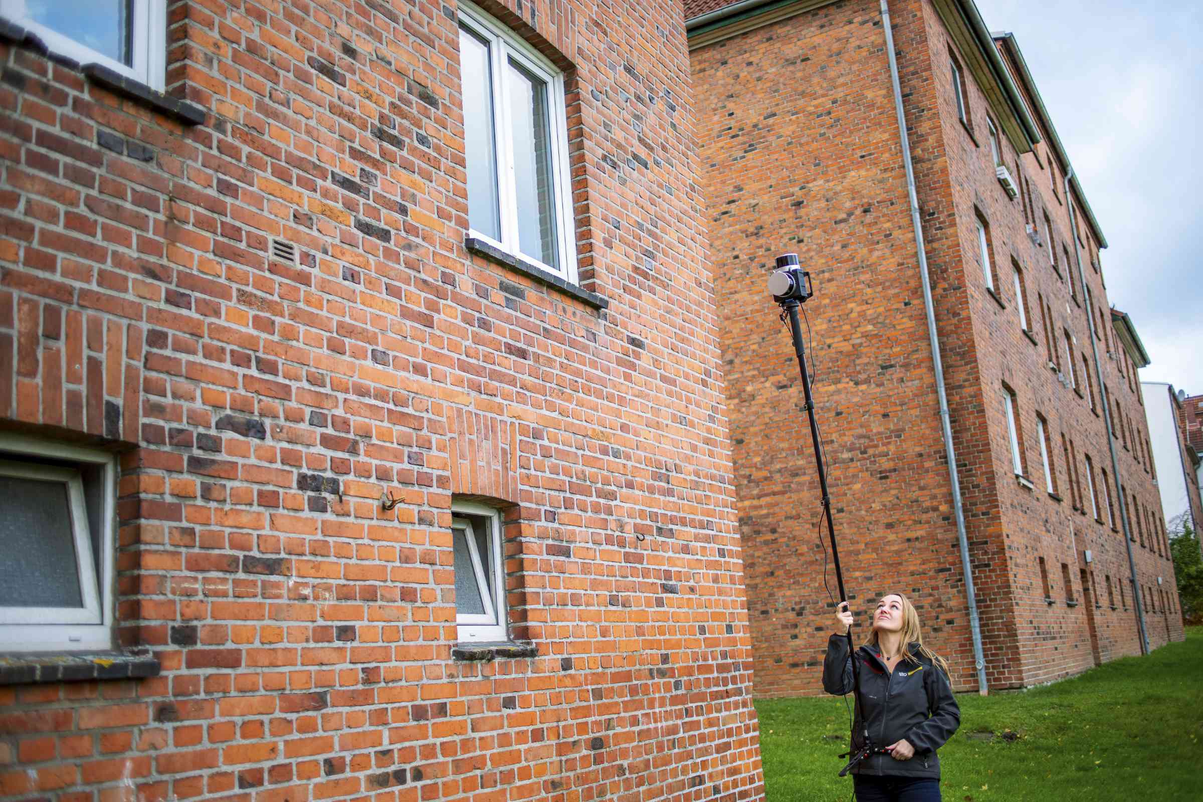 Lisa Hänsel in Action: Innerhalb sechs Stunden scannte sie 15.000 Fassadenflächen im Wohnquartier am