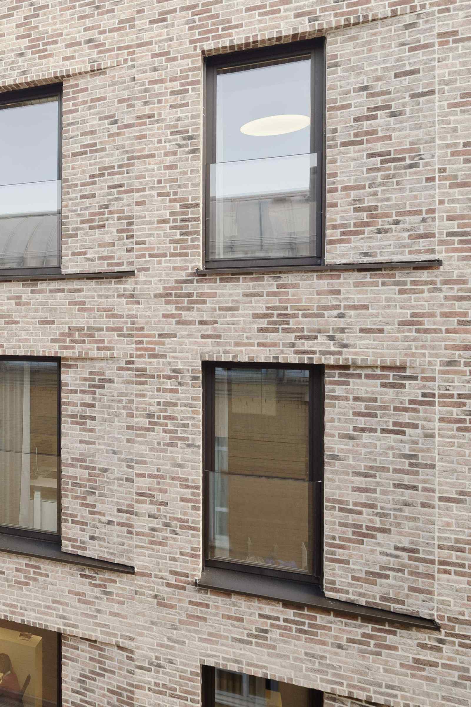 Fassade: Die abgeschrägten Laibungen lassen mehr Sonne in den Innenraum