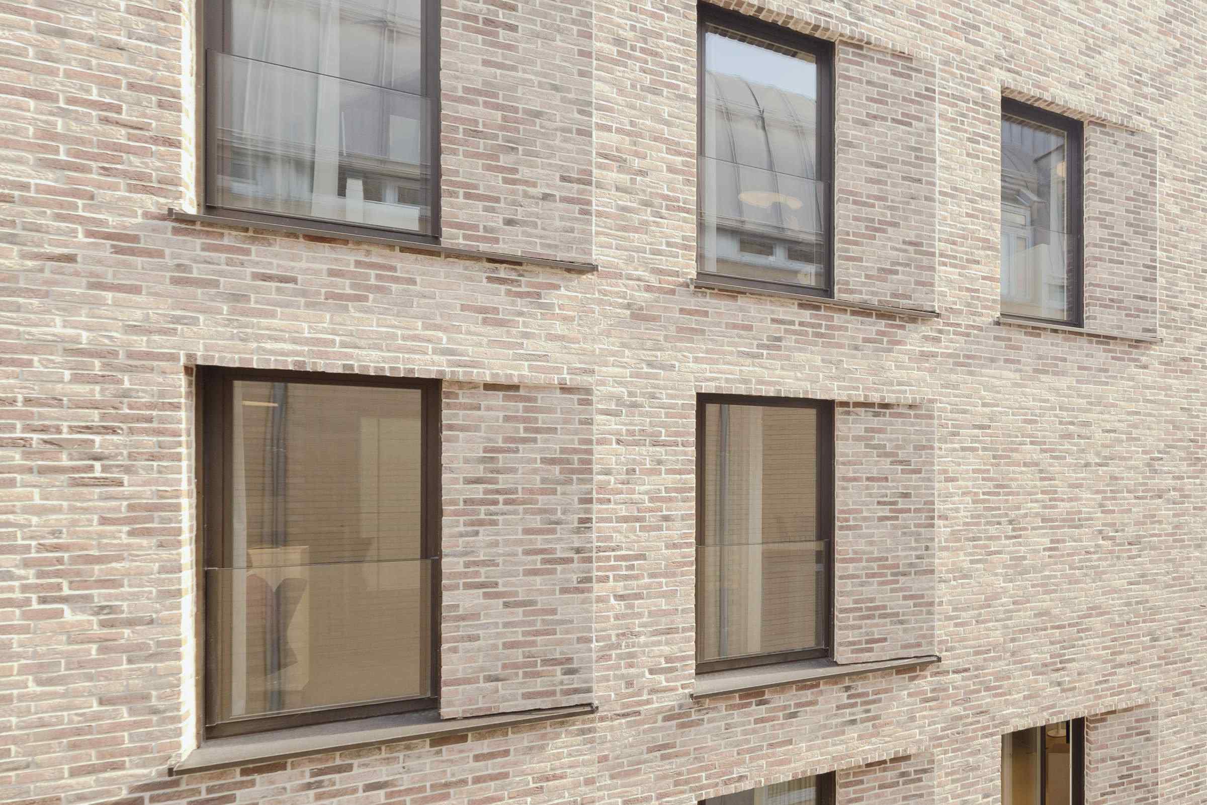 Fassade: Die abgeschrägten Laibungen lassen mehr Sonne in den Innenraum