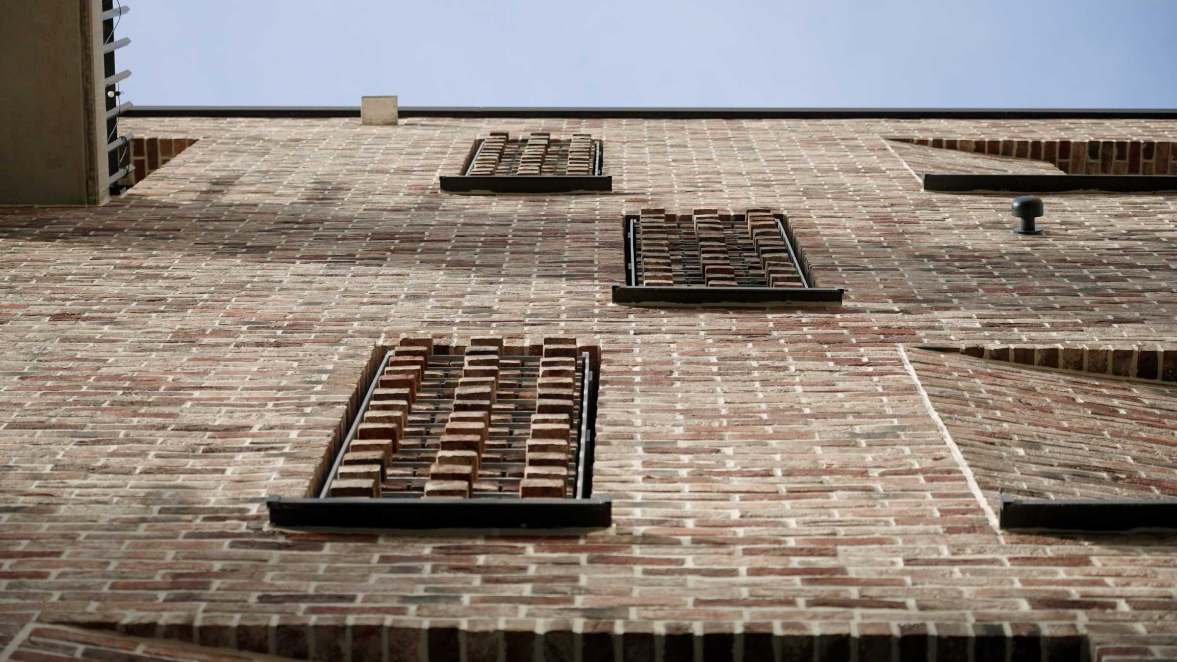 Fassade: Klinker im marokkanischen Verband vor den Badfenstern geben Sichtschutz und Licht