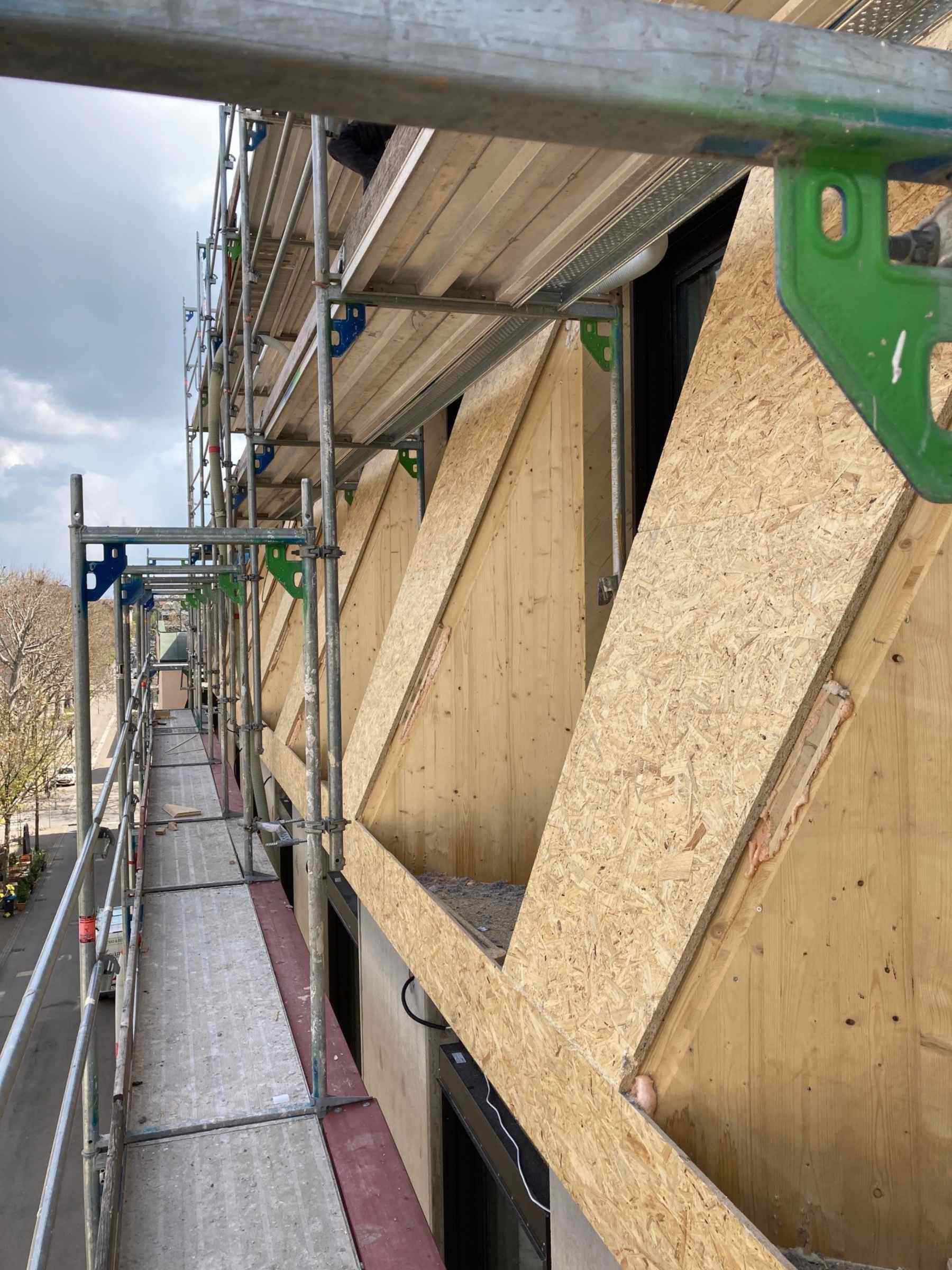 Baustelle: Konstruktion der schrägen Fassade der beiden Obergeschosse.