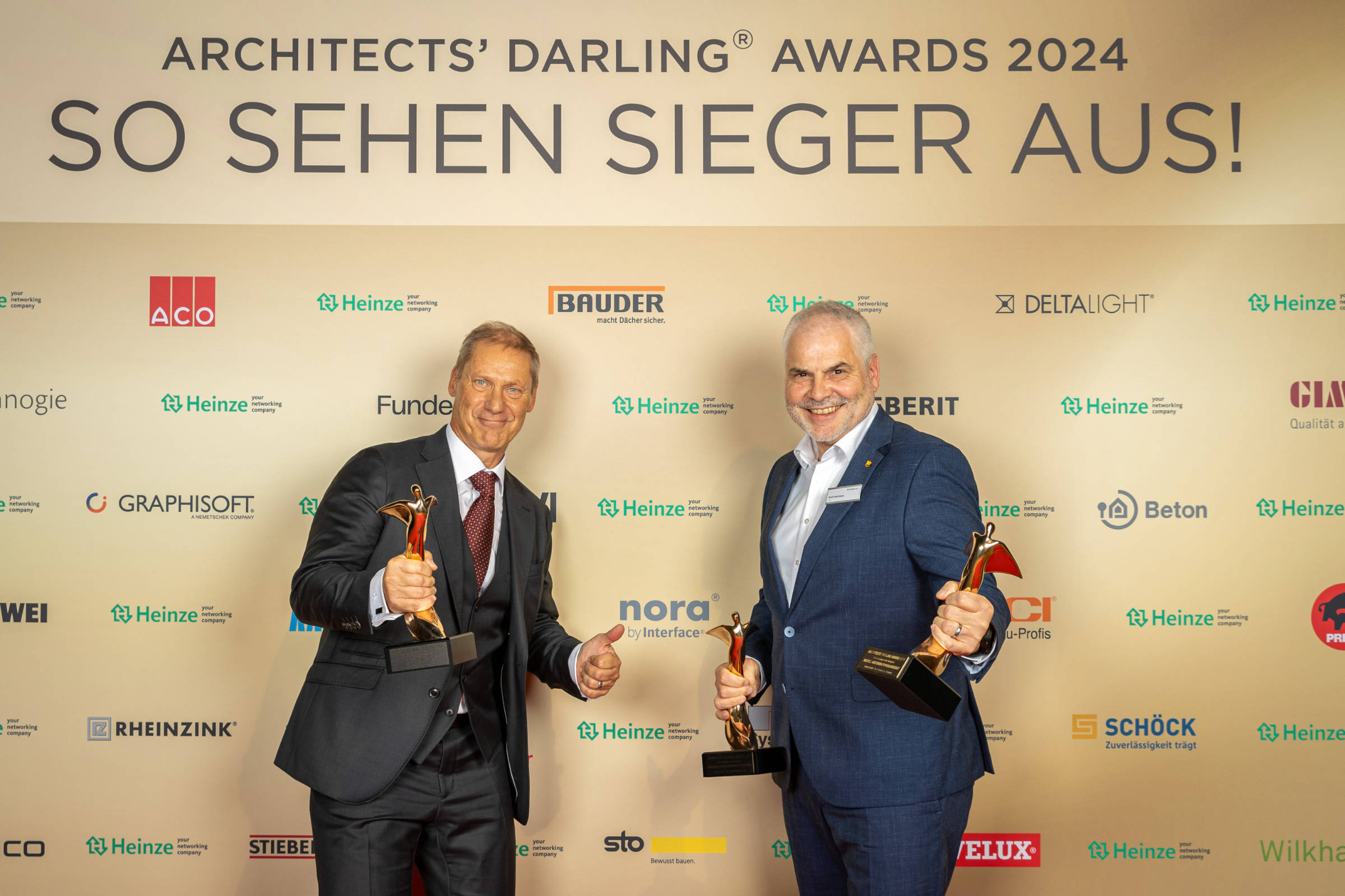 Preisübergabe: Michael Lang (Heinze, links) überreichte Rolf Wohllaib (Sto) den Award