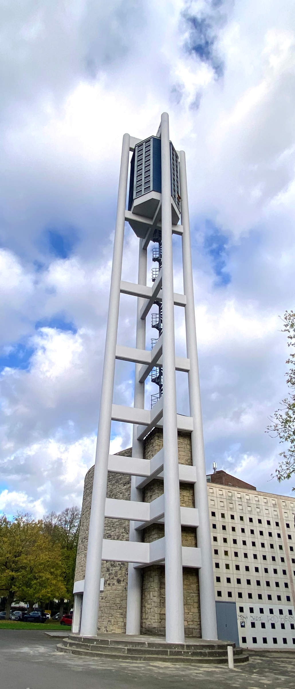 Der Glockenturm der Bugenhagenkirche in Hannover wurde aufgrund von Betonschäden umfangreich saniert