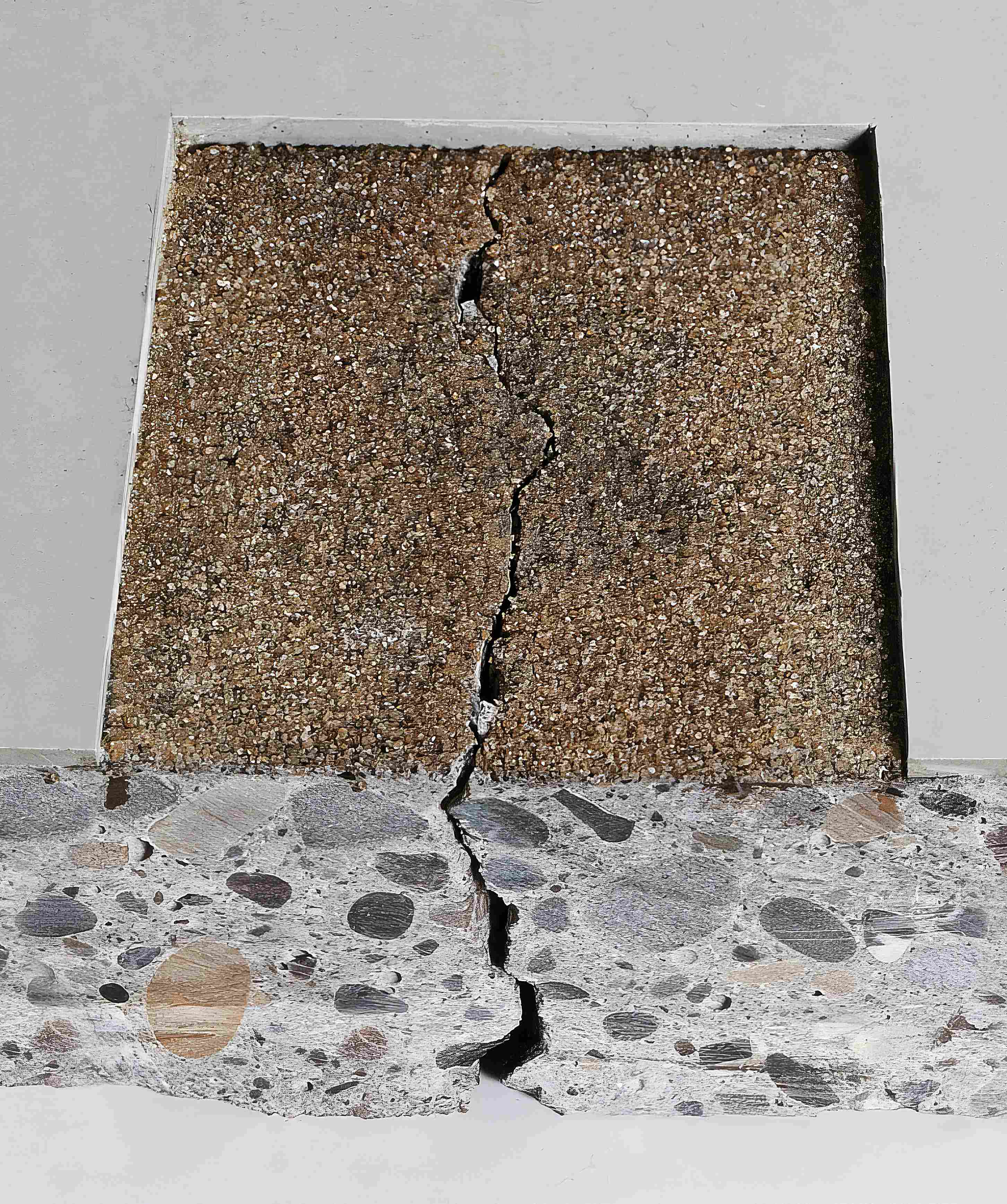 Der Probenkörper zeigt, dass StoPur EB 200 auch bei Rissen im Untergrund dichthält.