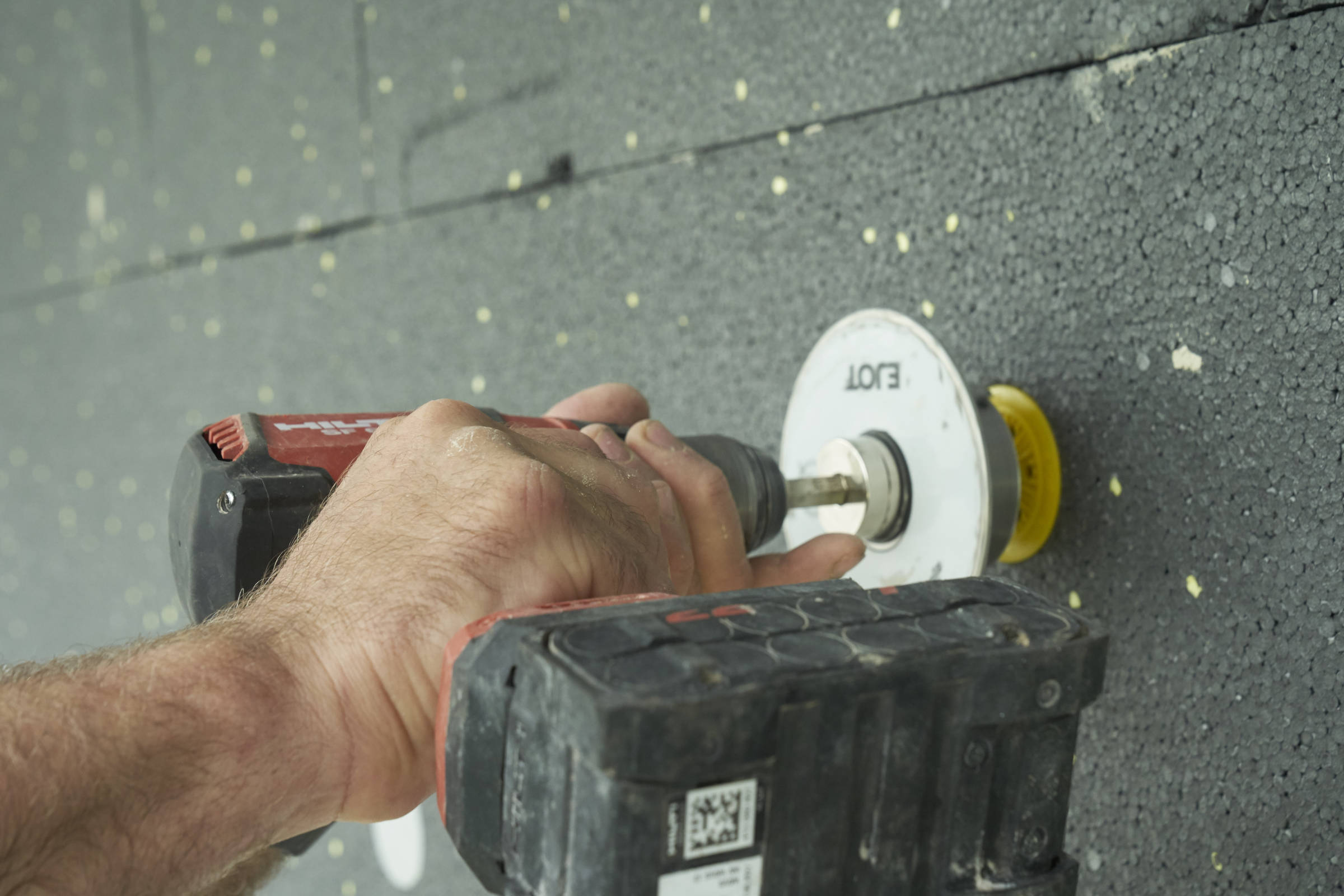 Mit einem speziellen Montagewerkzeug wird der Sto-Thermodübel II UEZ 8/60 15 Millimeter tief im EPS 