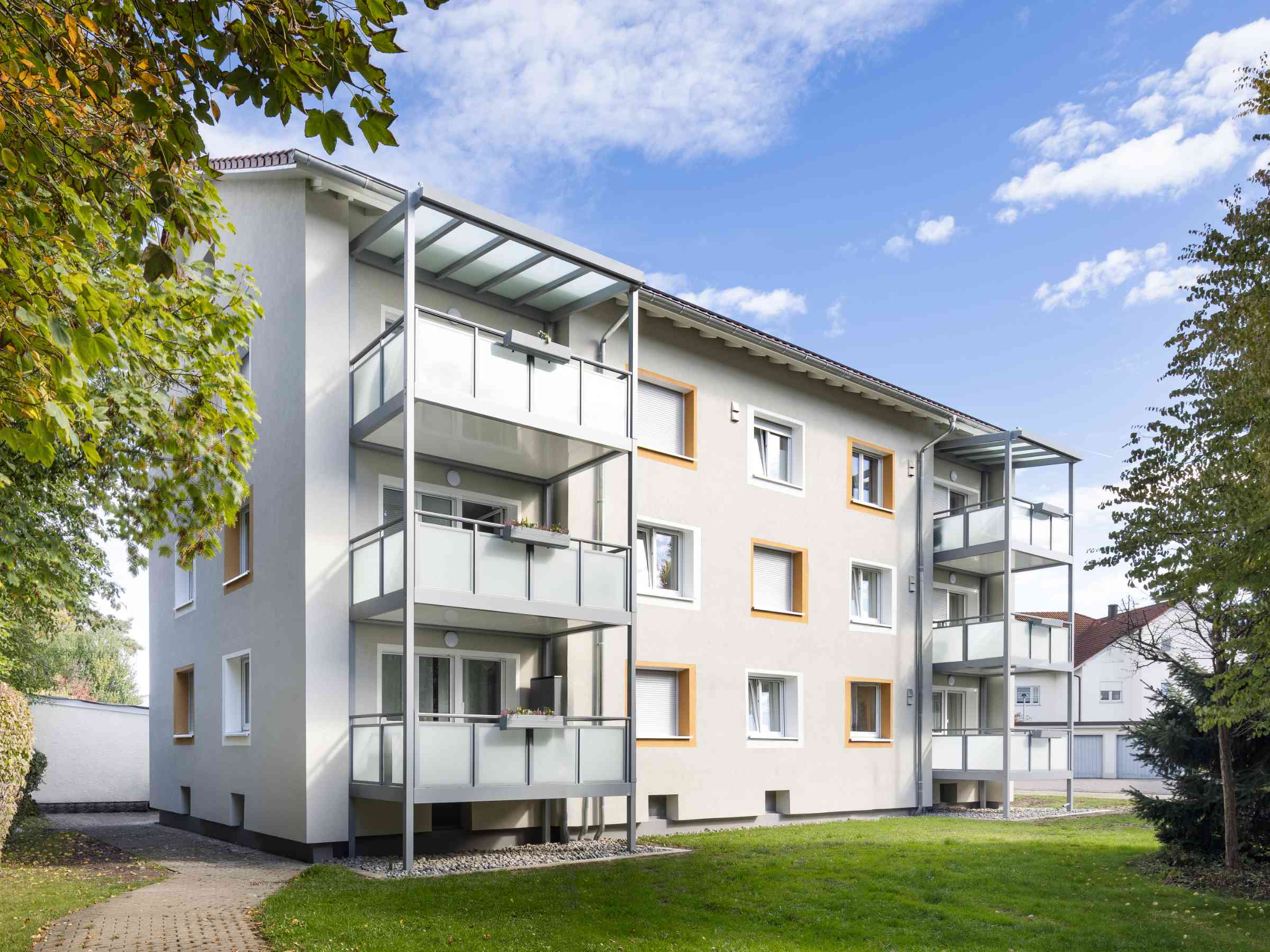 Das Mehrfamilienhaus in Bad Saulgau nach der umfassenden energetischen Sanierung .
