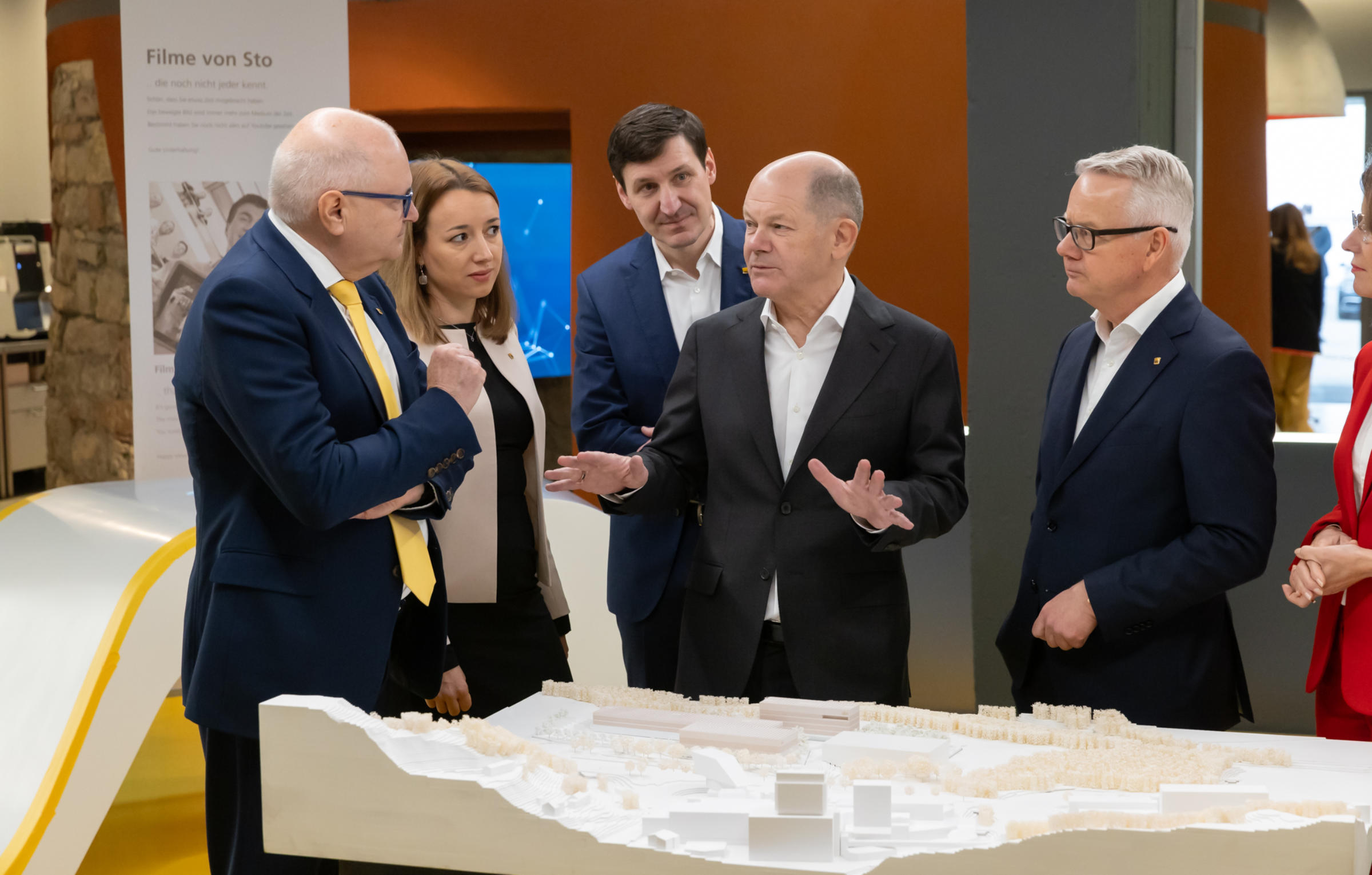 Vorstände Michael Keller, Désirée Konrad, Jost Bendel und Rainer Hüttenberger im Dialog dem Kanzler