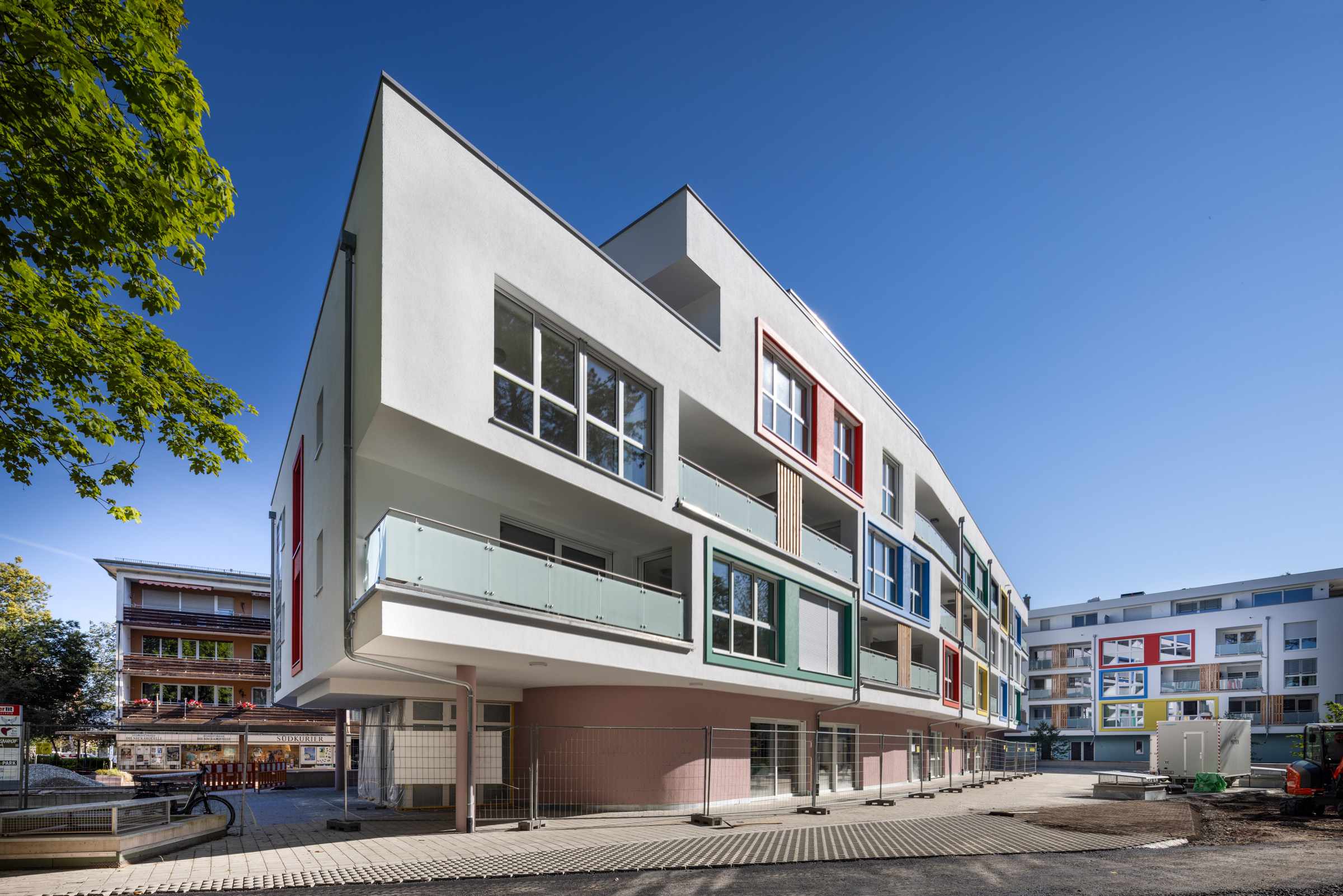 Durch die aufgelockerte Kubatur und die Farbakzente wirken die Baukörper freundlich und einladend