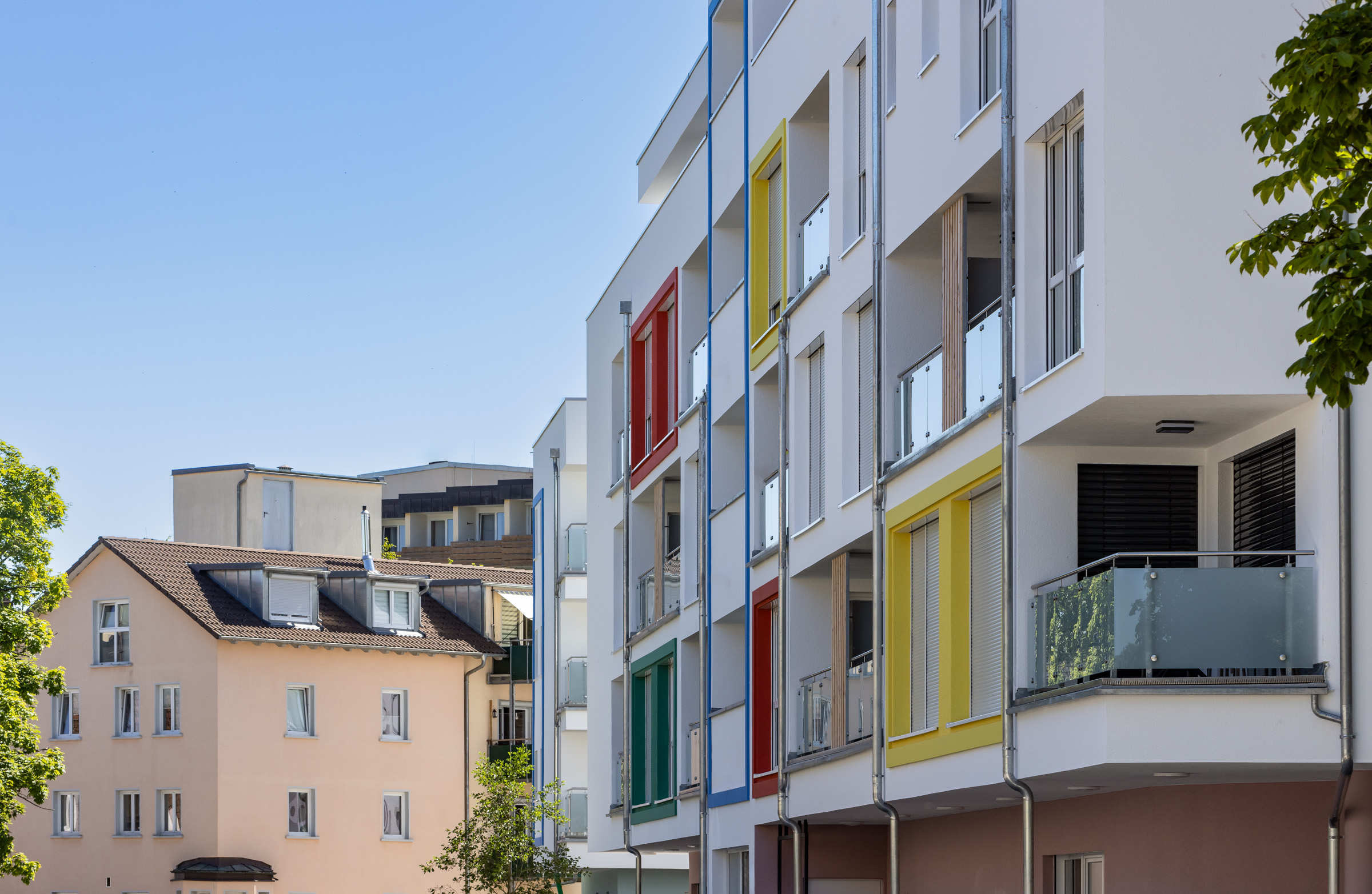 Durch die aufgelockerte Kubatur und die Farbakzente wirken die Baukörper freundlich und einladend