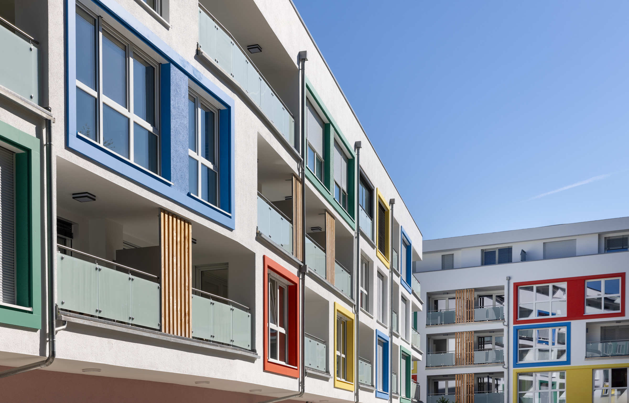 Durch die aufgelockerte Kubatur und die starken Farbakzente wirken die Baukörper freundlich