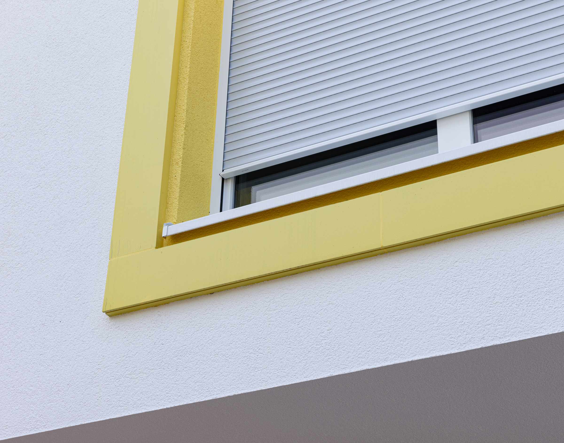 Um die Fenster sind StoDeco Fassadenelemente installiert.