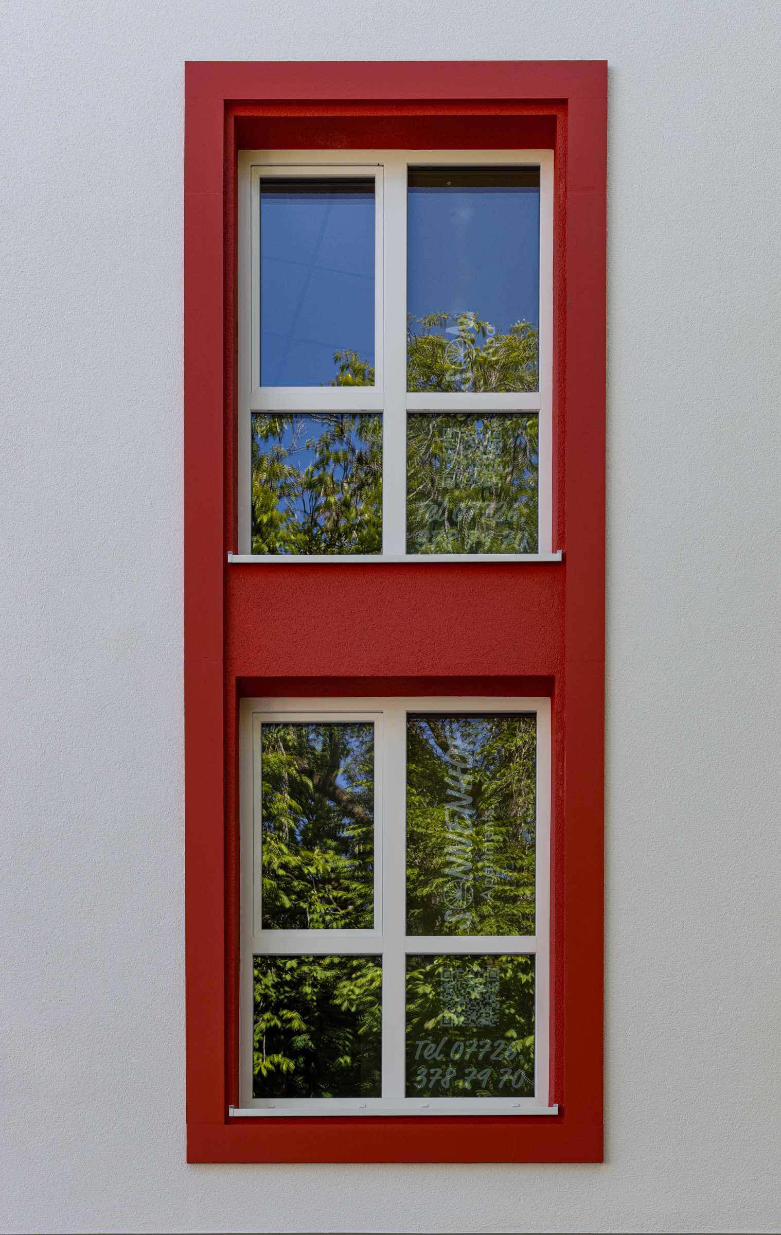 Um die Fenster sind StoDeco Fassadenelemente installiert.