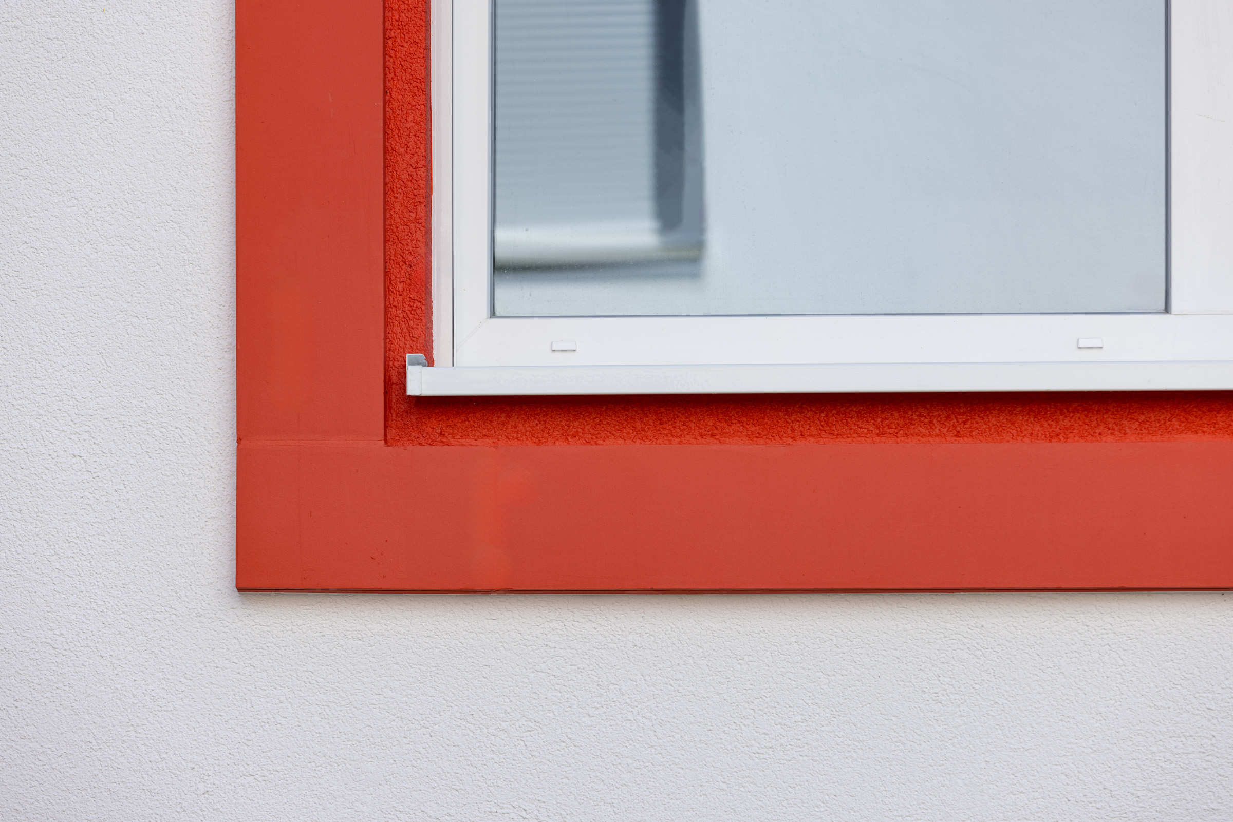 Um die Fenster sind StoDeco Fassadenelemente installiert.