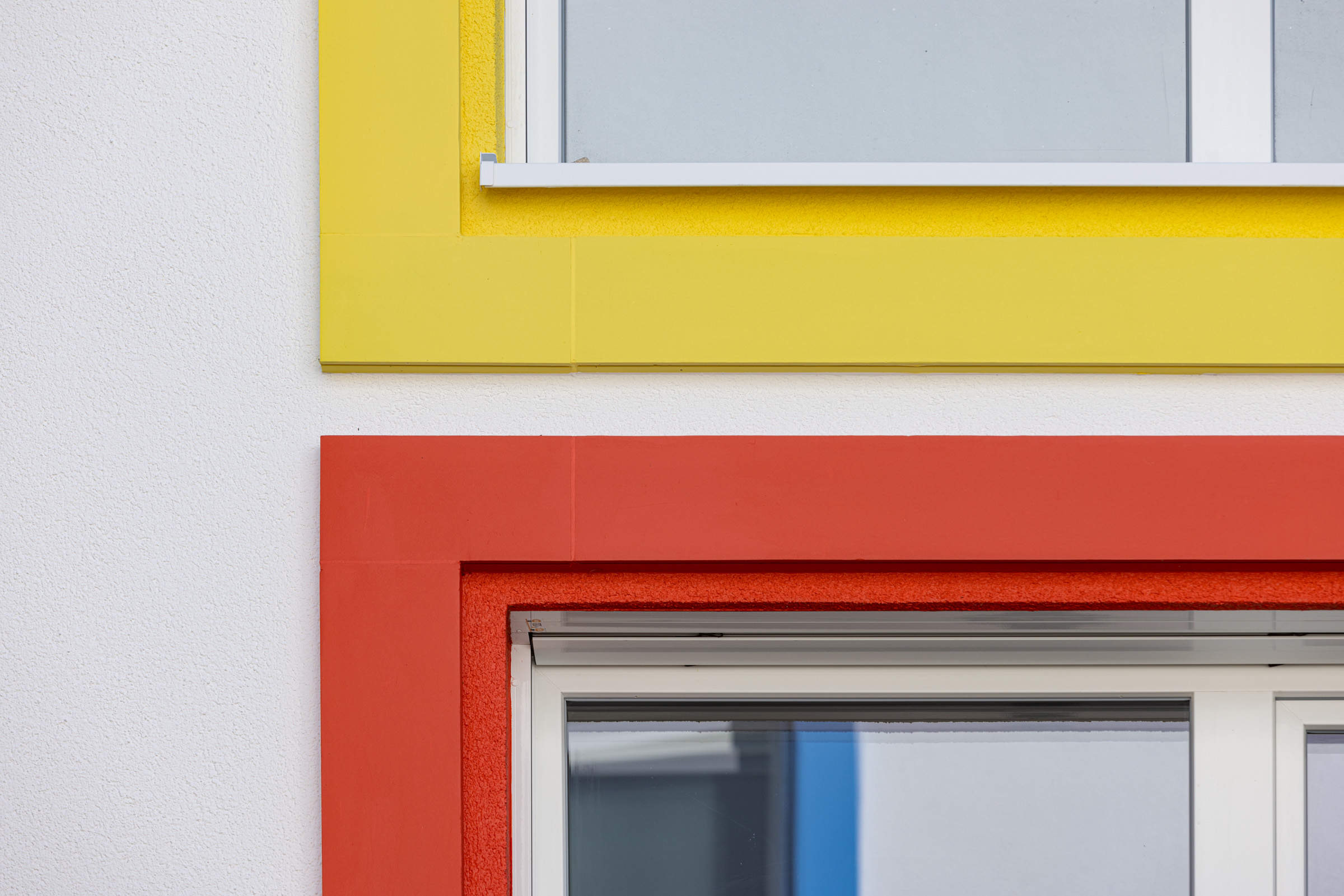 Um die Fenster sind StoDeco Fassadenelemente installiert.