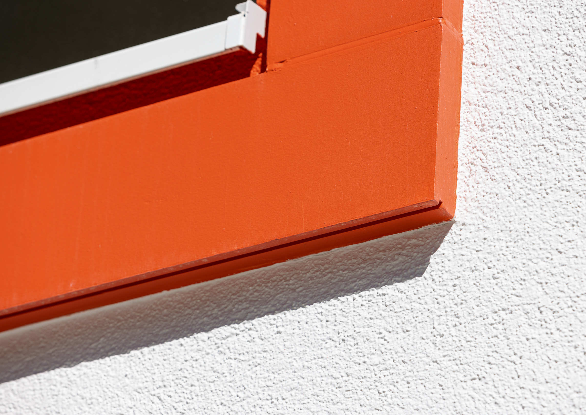 Um die Fenster sind StoDeco Fassadenelemente installiert.