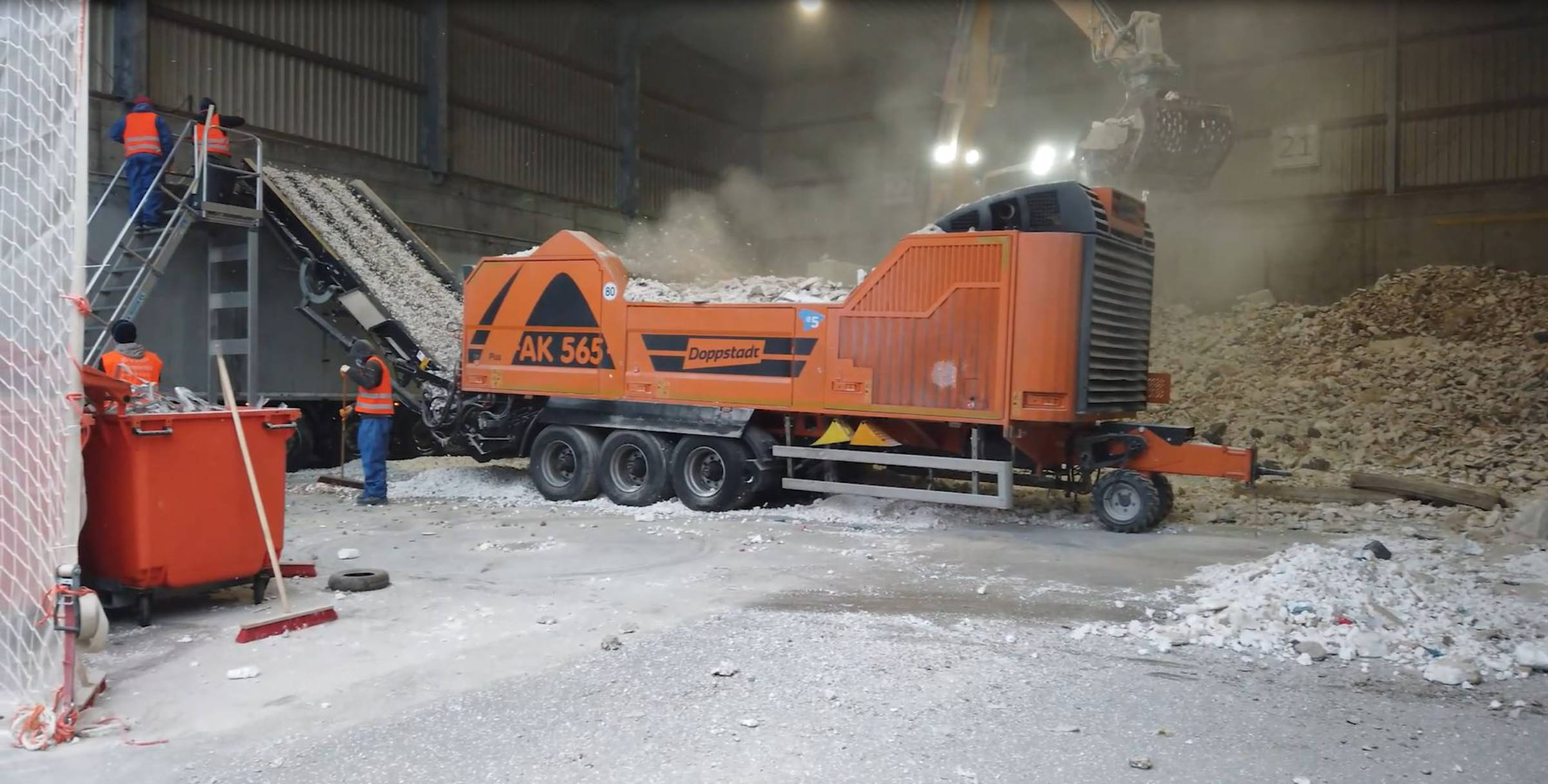 Vor dem Einsatz im Zementwerk, werden die ungetrennten Rückbauabfälle EPS-basierter WDVS geschredder