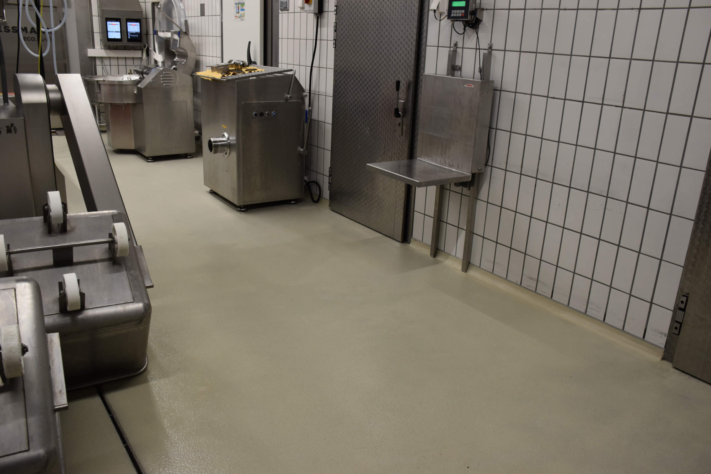 Boden in der Wurstgarküche mit Beschichtungssystem StoFloor Industry Elastic WHG Deck 100