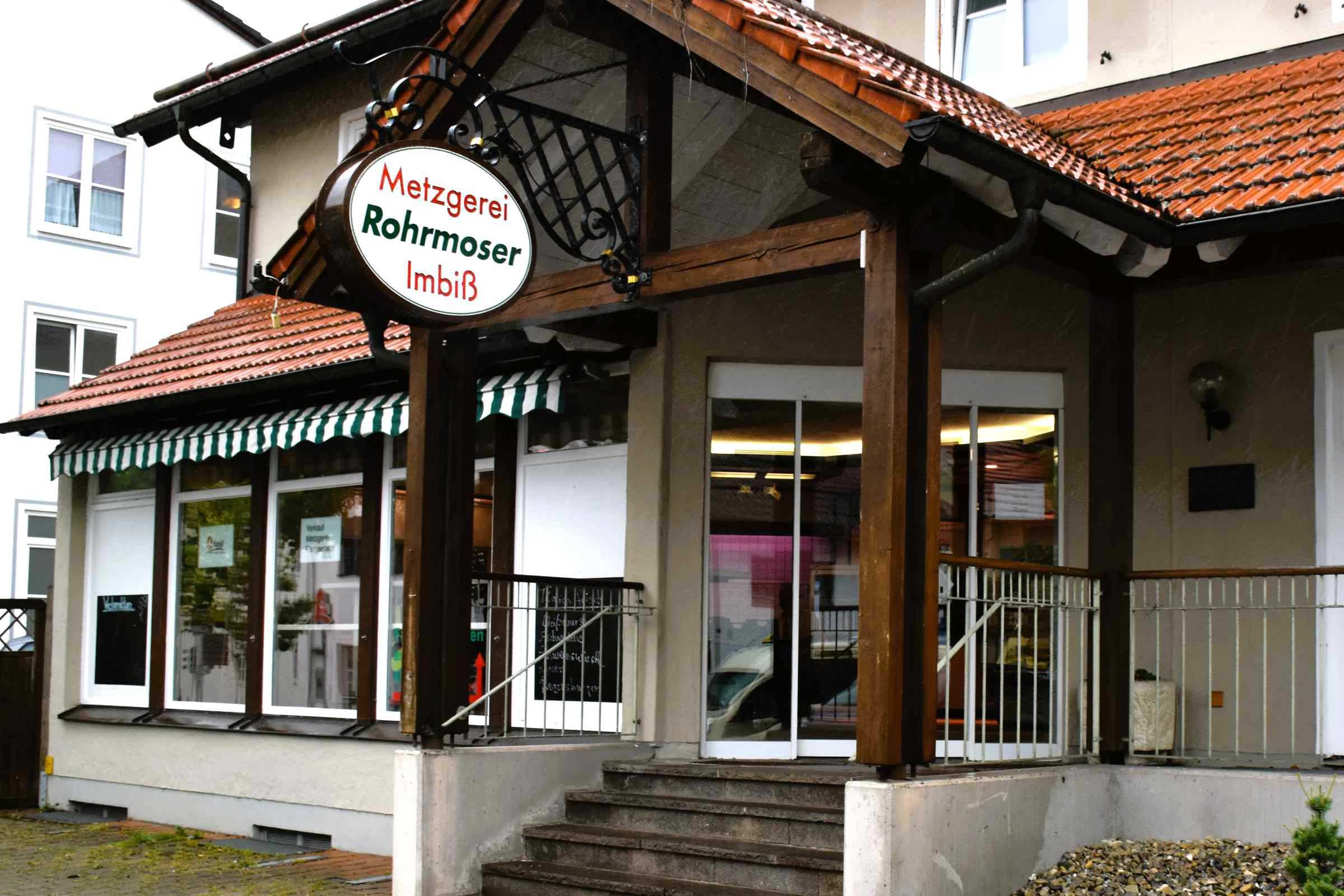 Frisch renoviert: Ein modernes Ladenlokal, mit Fleisch- und Wurstwaren aus eigener Herstellung 