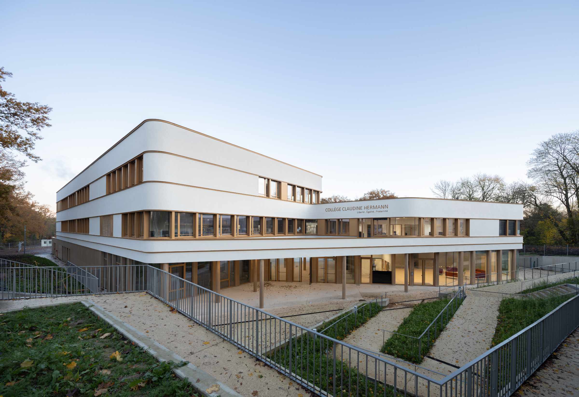 Gesamtaufnahme vom Gebäude: Die neue Schule "Collège Claudine Hermann" in Massy, südlich von Paris.
