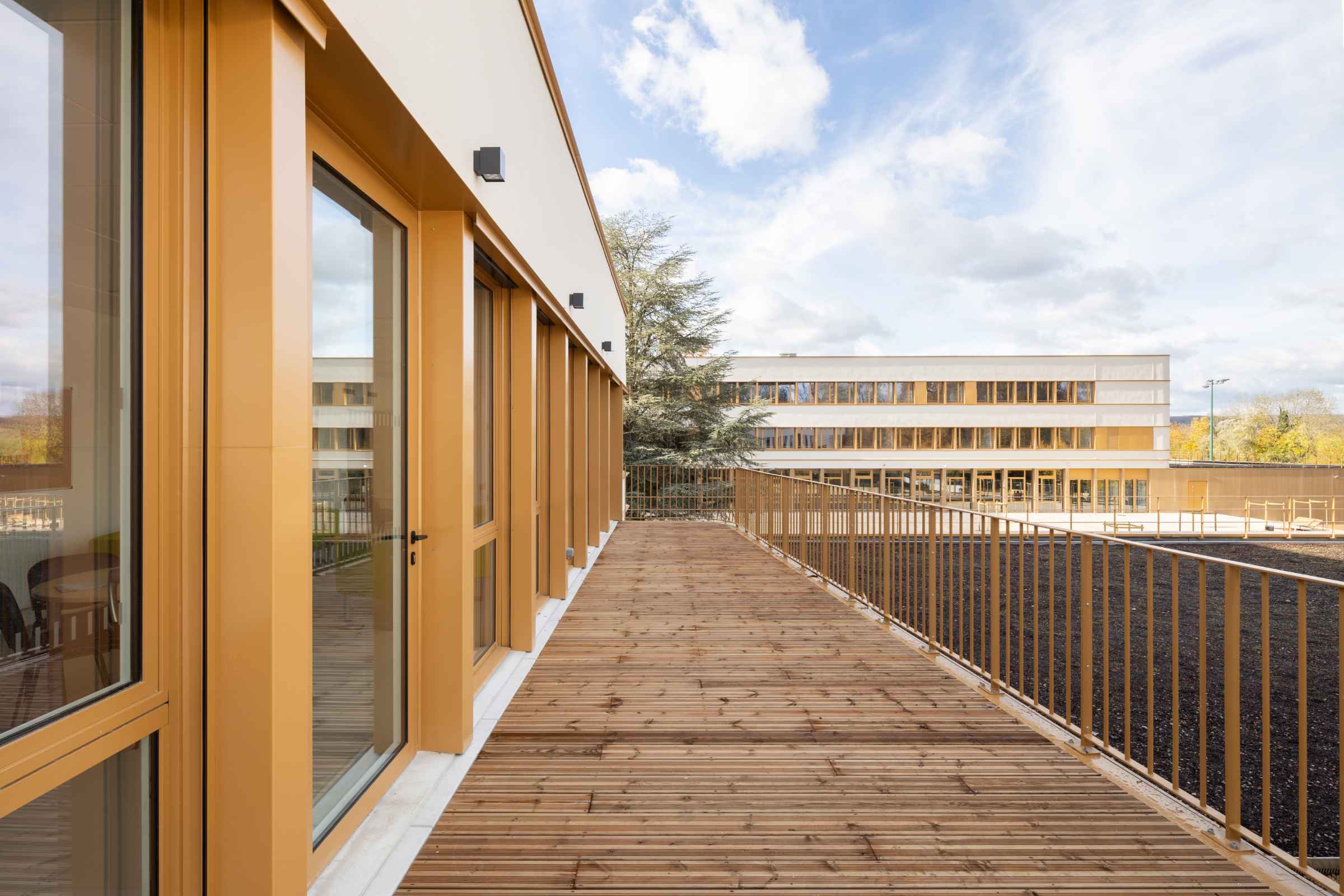 Außenaufnahme Obergeschoss mit Balkon an Fensterreihe: Die neue Schule "Collège Claudine Hermann"