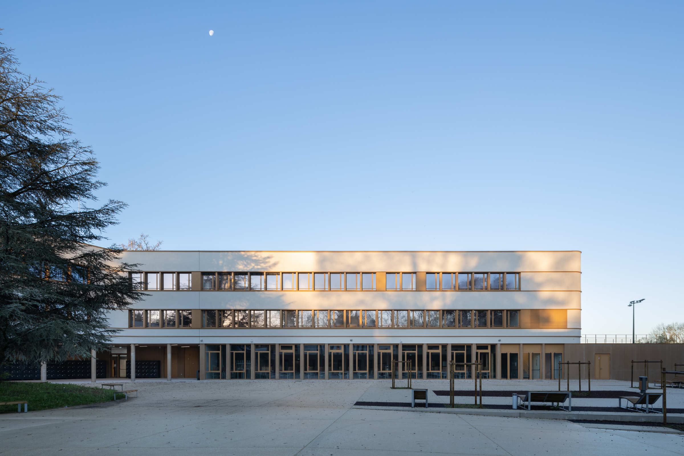 Außenaufnahme vom Schulgebäude und Schulhof