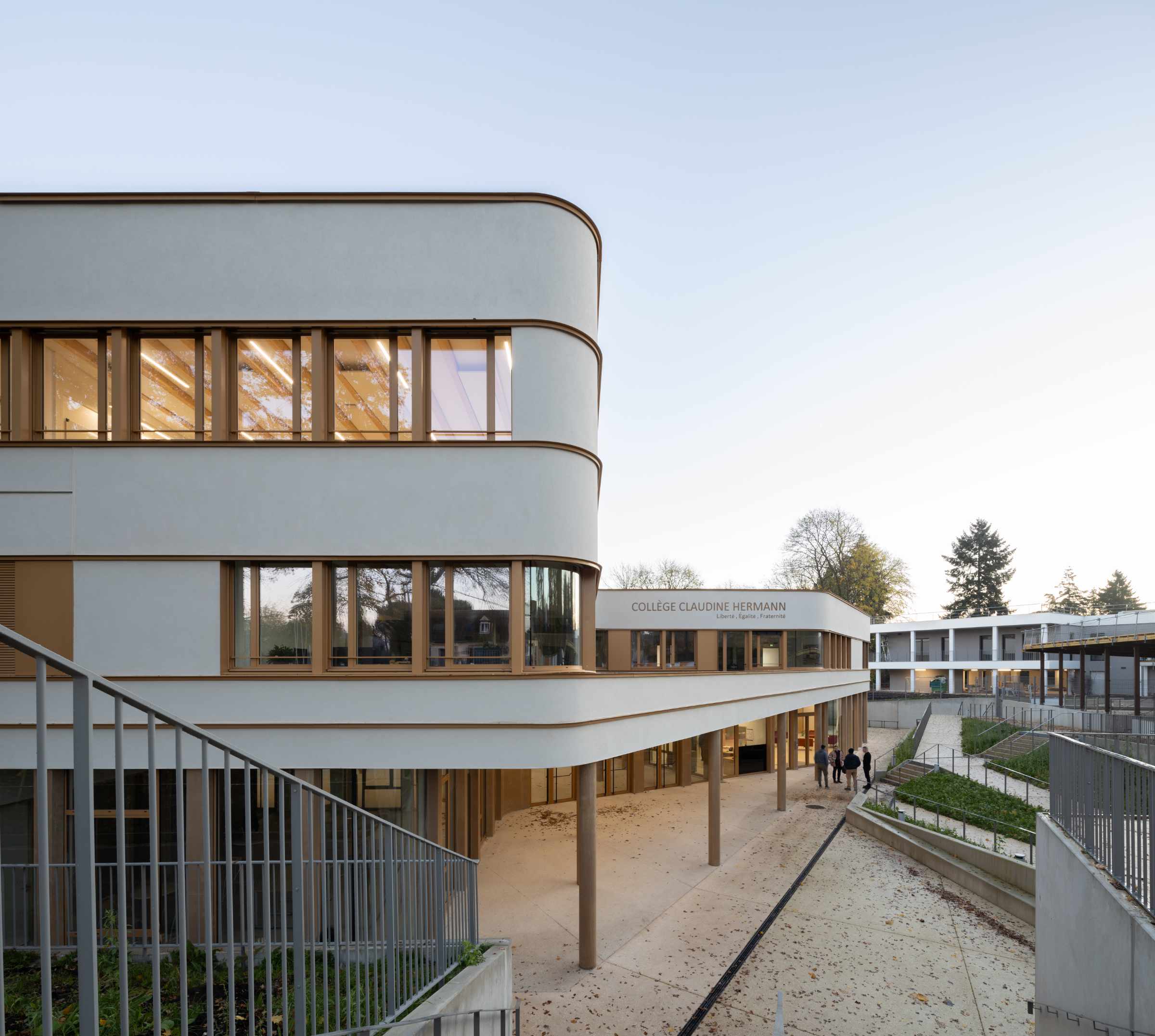 Außenaufnahme vom Eingangsbereich: Die neue Schule "Collège Claudine Hermann" in Massy