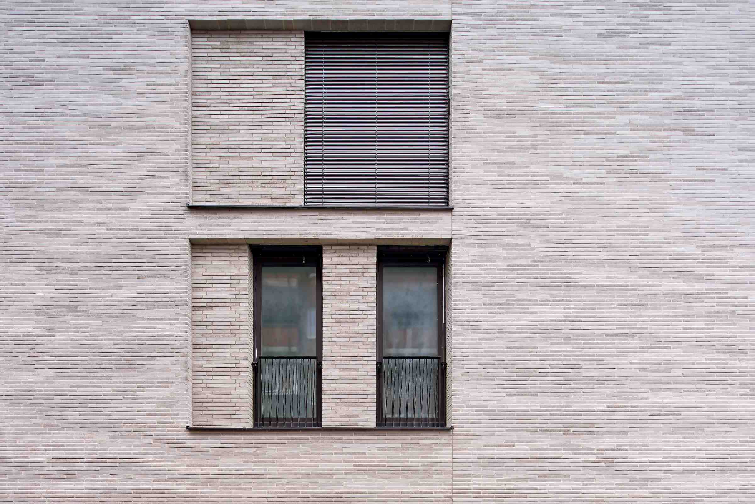 Fassadenbild Klinker: plastische Wirkung der Vor- und Rücksprünge durch zwei verschiedene Farbnuance