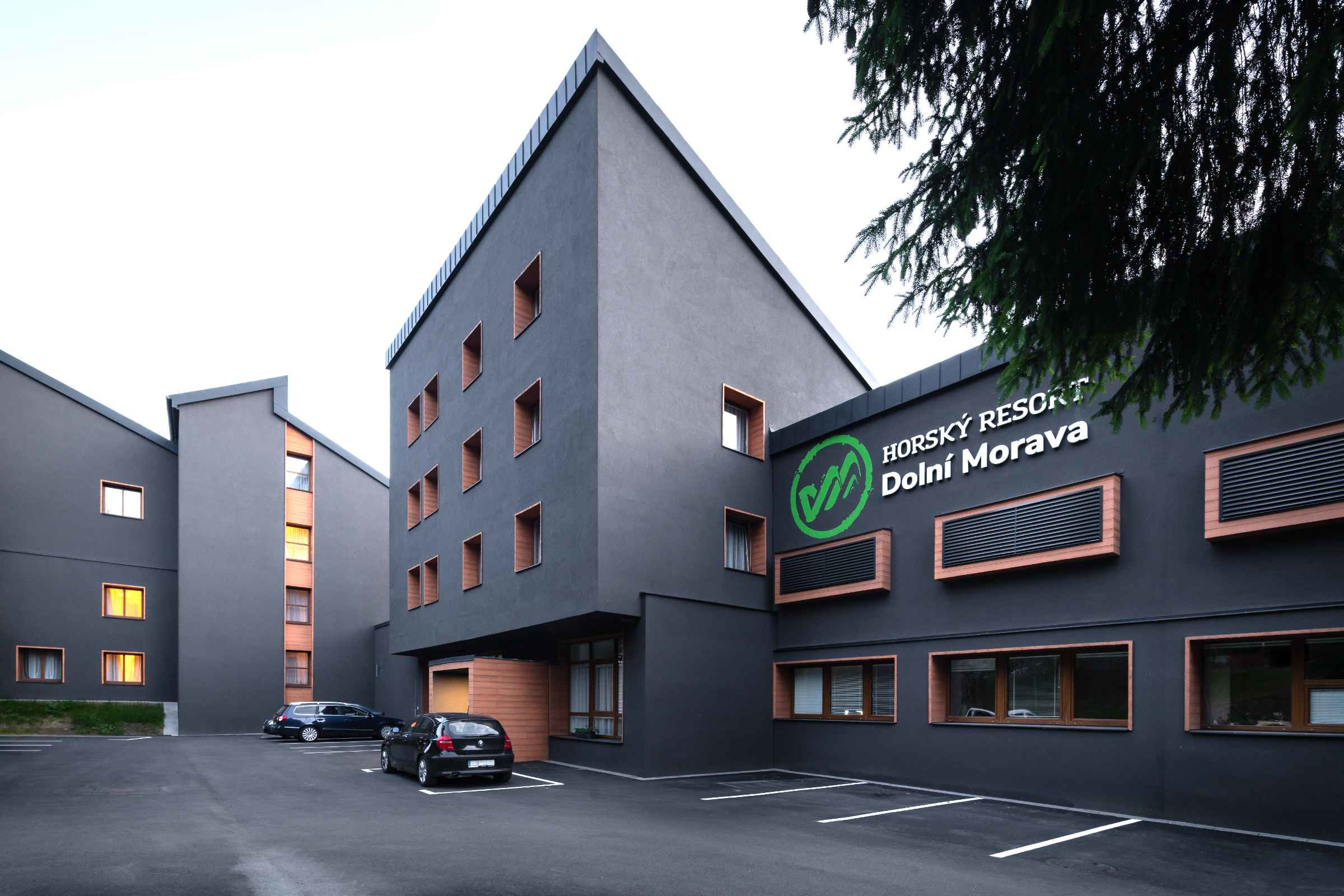 Objektfoto von Gebäude mit dunkel gestrichener Fassade. StoColor X-black für schwarze Fassaden mit verringertem CO2-Fußabdruck