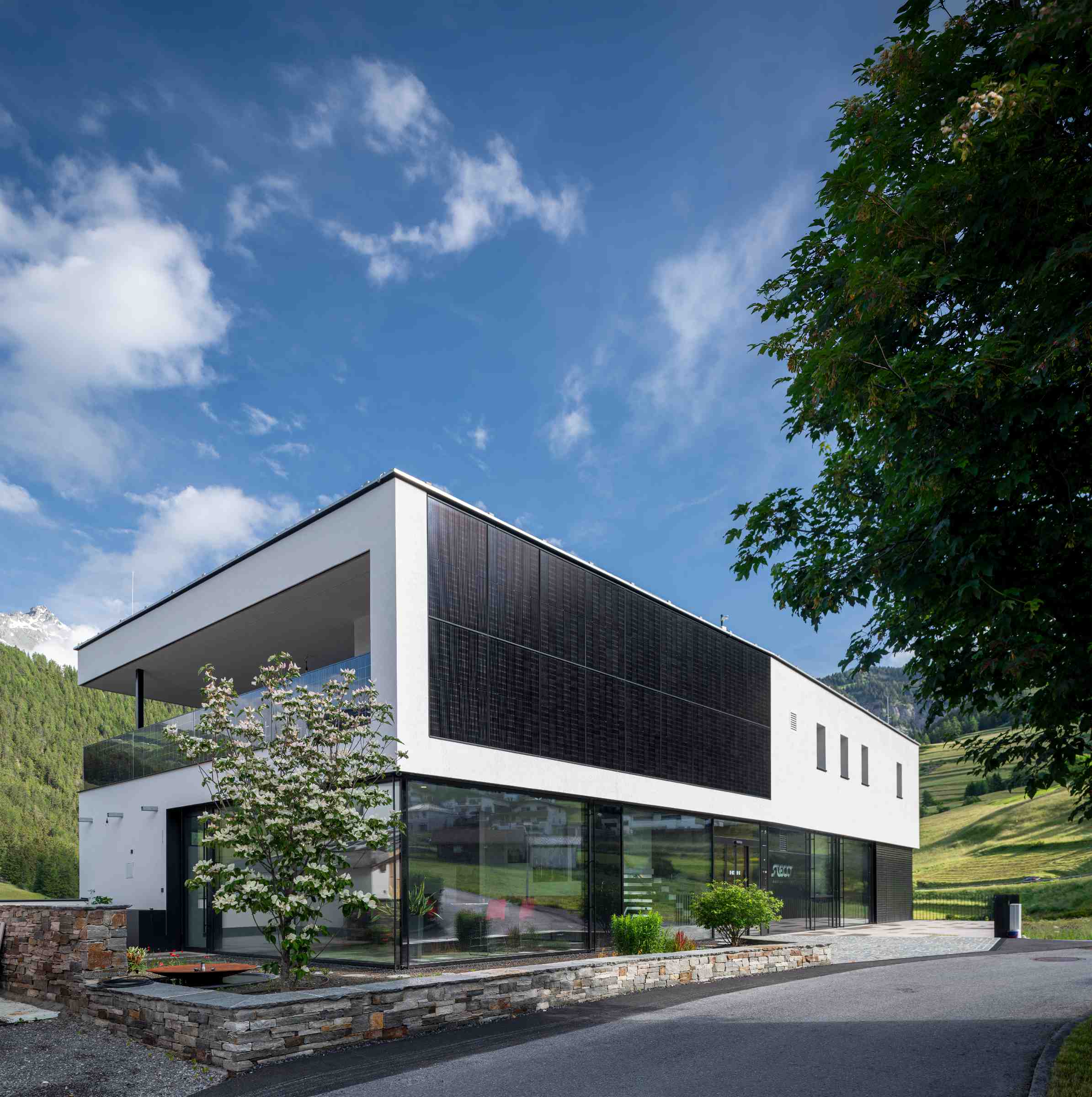Außenaufnahme von Neubau mit PV-Fassade